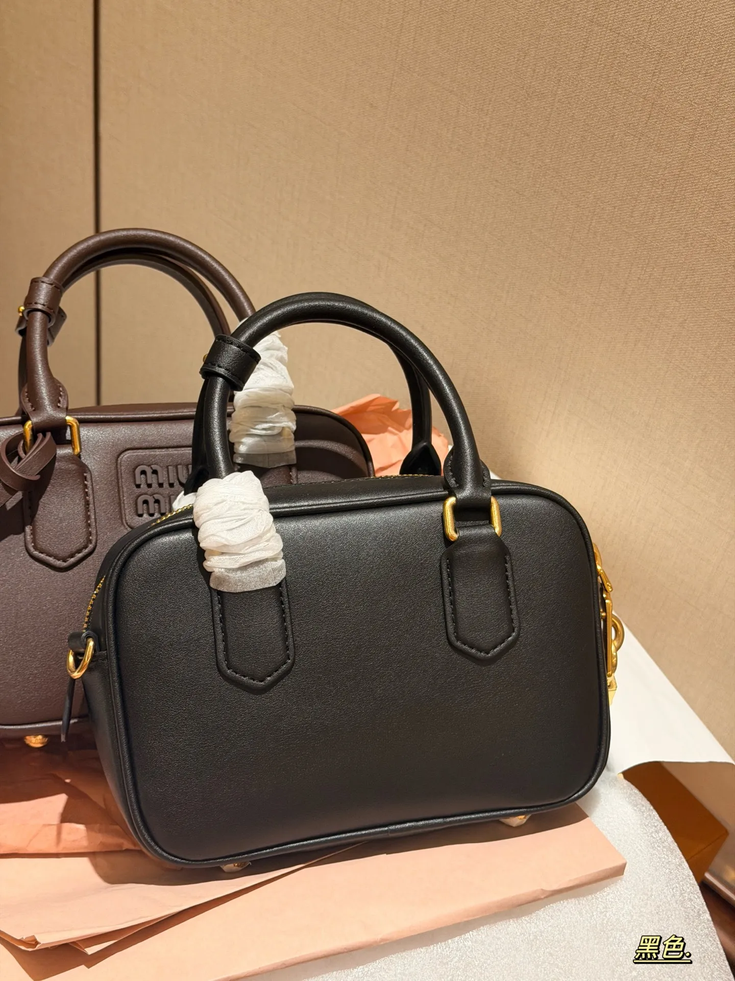 💰190 升级版配盒 size:20*14cm miumiu保龄球/公文包/小方胖子 不要太高级,很高级~ 很难不爱啊啊! 可手拎也可斜挎 绝对不是小废包哦!容量足足的~~ 出场就是miumiu小公主