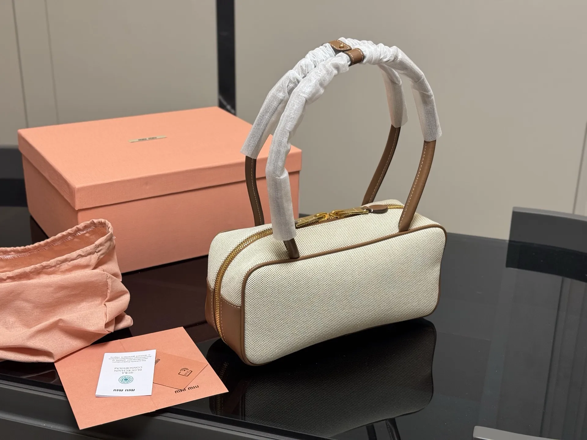 &yen;195 升级版配盒 size：28*13cm miumiu保龄球/公文包/ 包包甜度刚好！ 很难不爱啊啊！ 可手拎也可斜挎 绝对不是小废包哦!容量足足的~~ 出场就是miumiu小公主！