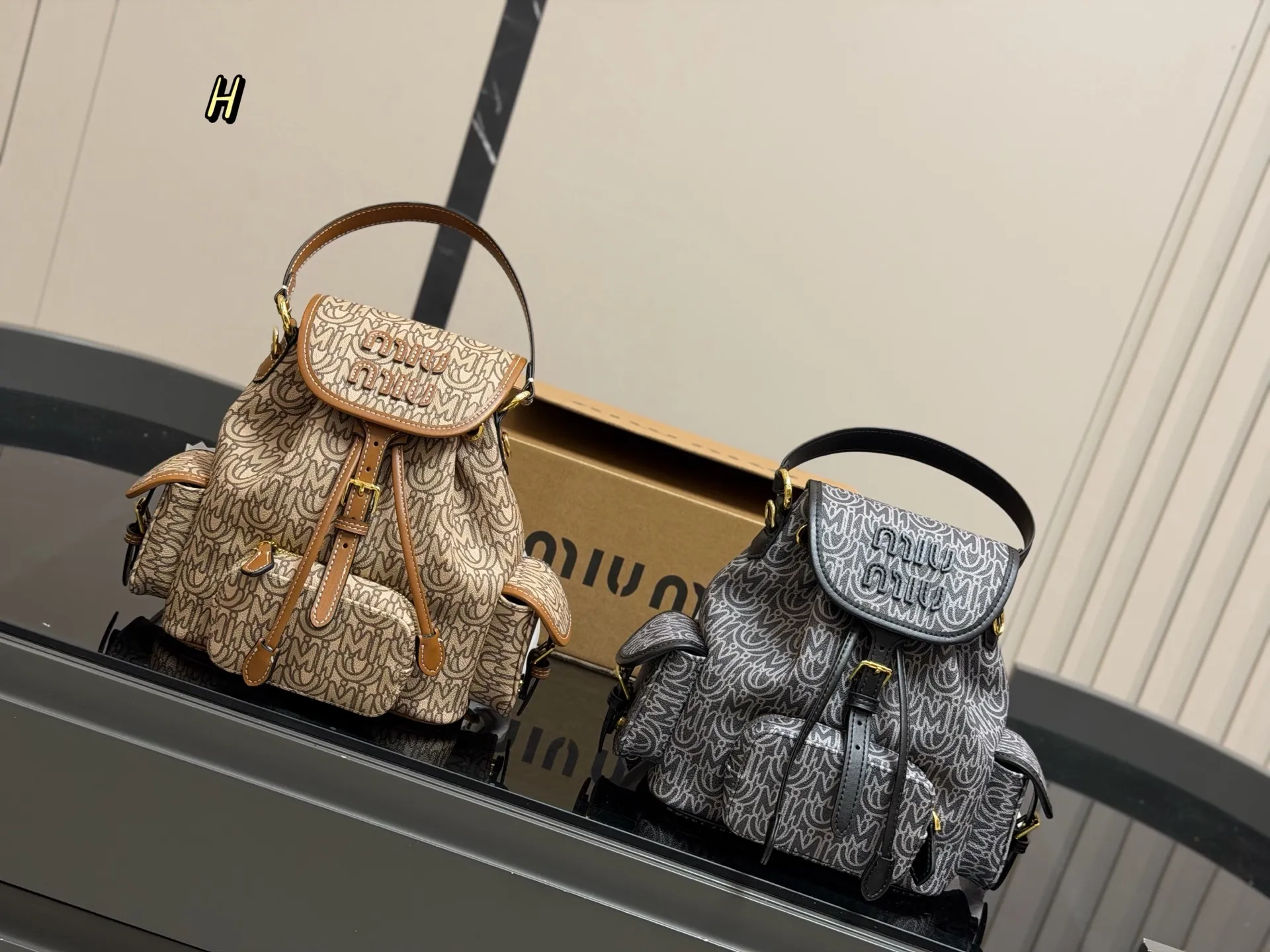 &yen;230 配盒 size：21.23cm 又一季特别美丽的Miu Miu miumiu ss25 双肩包 少女心与摩登格调的碰撞 轻松拿捏时髦 轻便能装，质感绝绝子，miumiu的少女感+酷感完美结合~