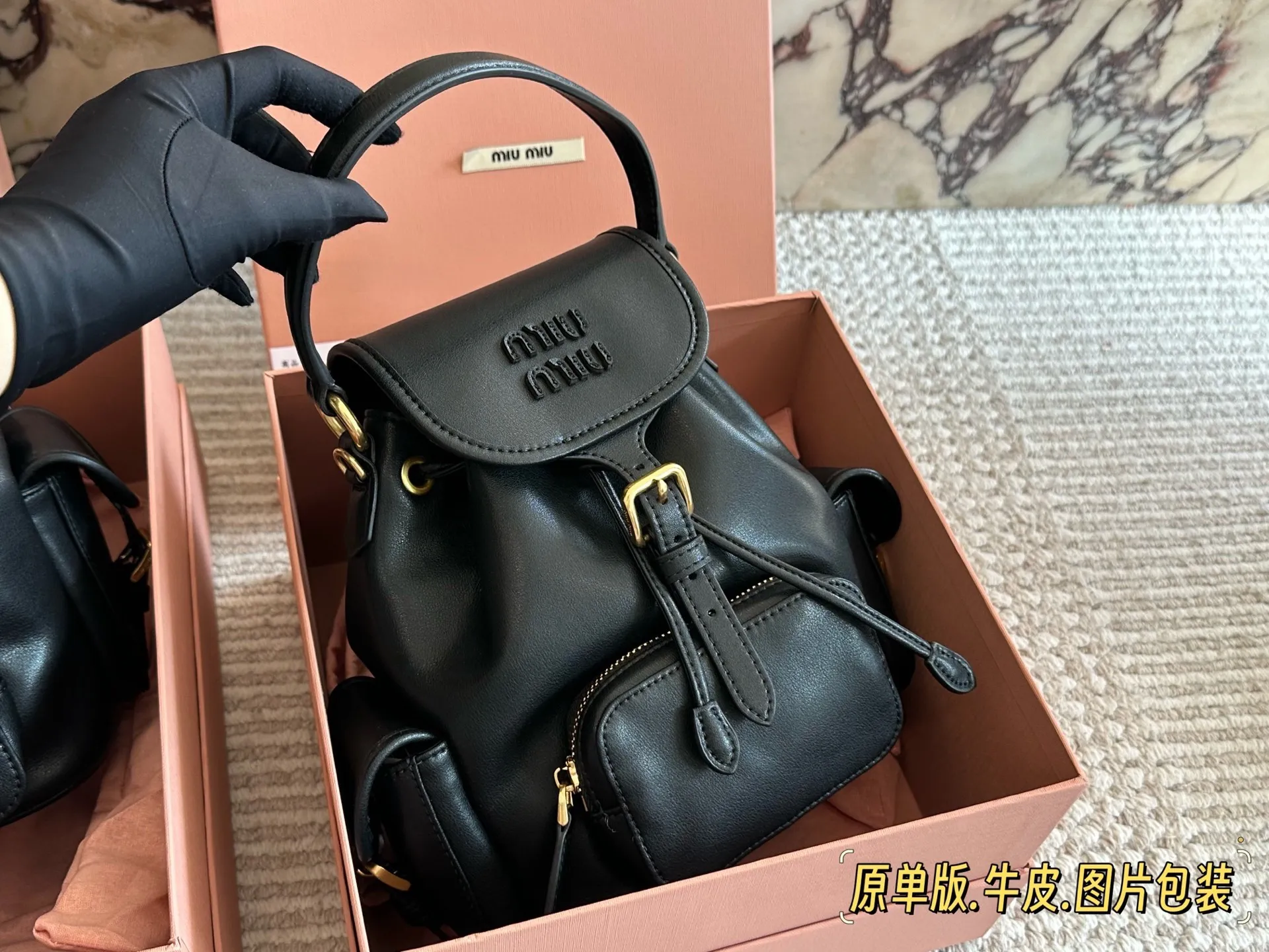 💰285、💰275 miumiu双肩包 又一季特别美丽的MiuMiu 今天去看了Miu Miu 2025春夏系列的预览。尽管上海一夜之间大幅降温,白天阳光依旧非常充沛美丽一就像一 如既往可可爱爱的Miu Miu四 所以下一季的流行风向,自然隐藏在Miu Miu 25春夏的各个角落。尺寸30*30cm/22*21cm