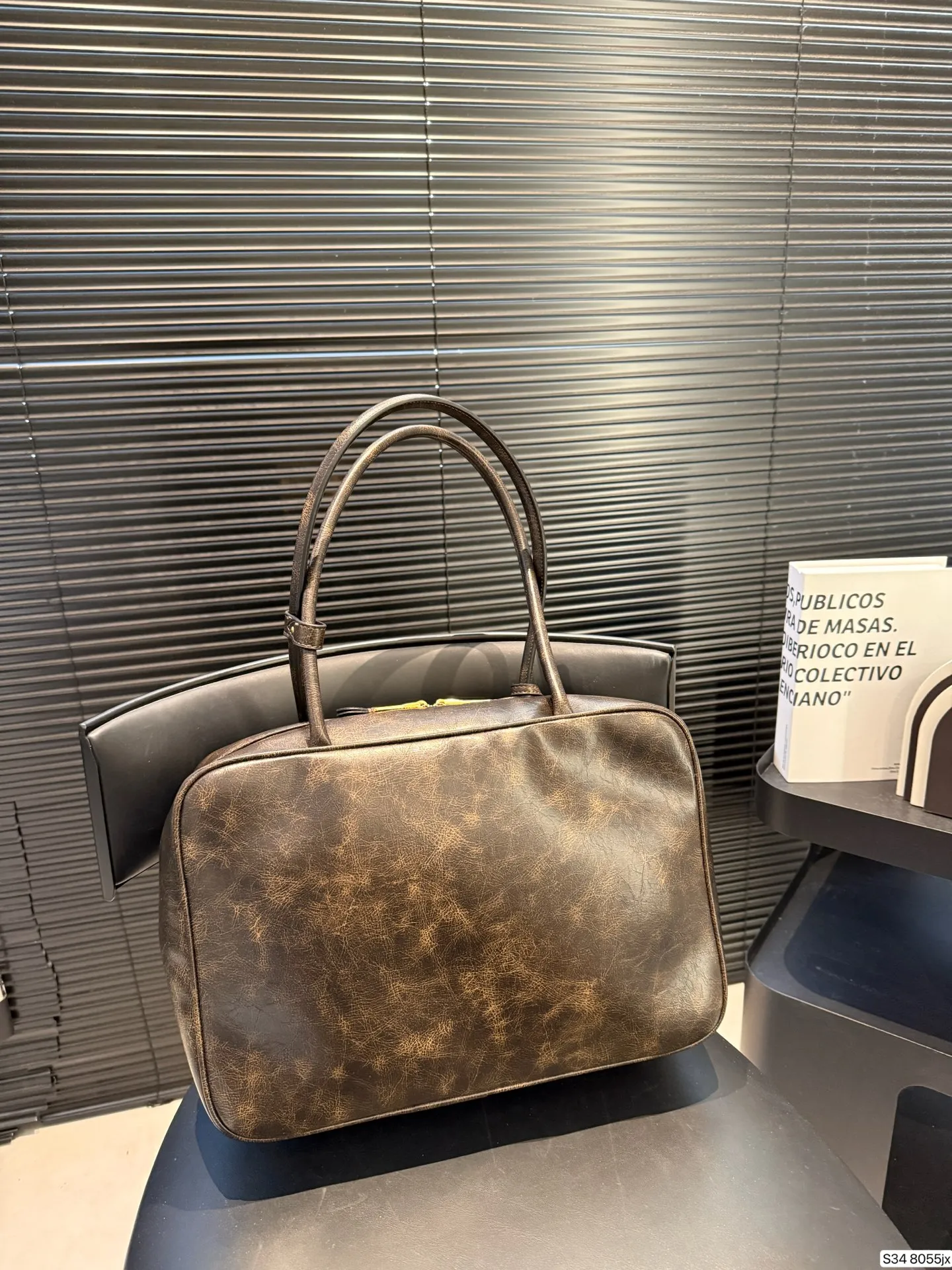 P220 缪缪MIUMIU 保龄球手提包 轻轻松松高级感 包包手感巨好容量也很不赖 简单却又不失华丽 不要觉得会炸眼太高调了什么的 根本不会! 在你的精简穿搭上简直就是点睛之笔 尺寸:34 23 货号8055