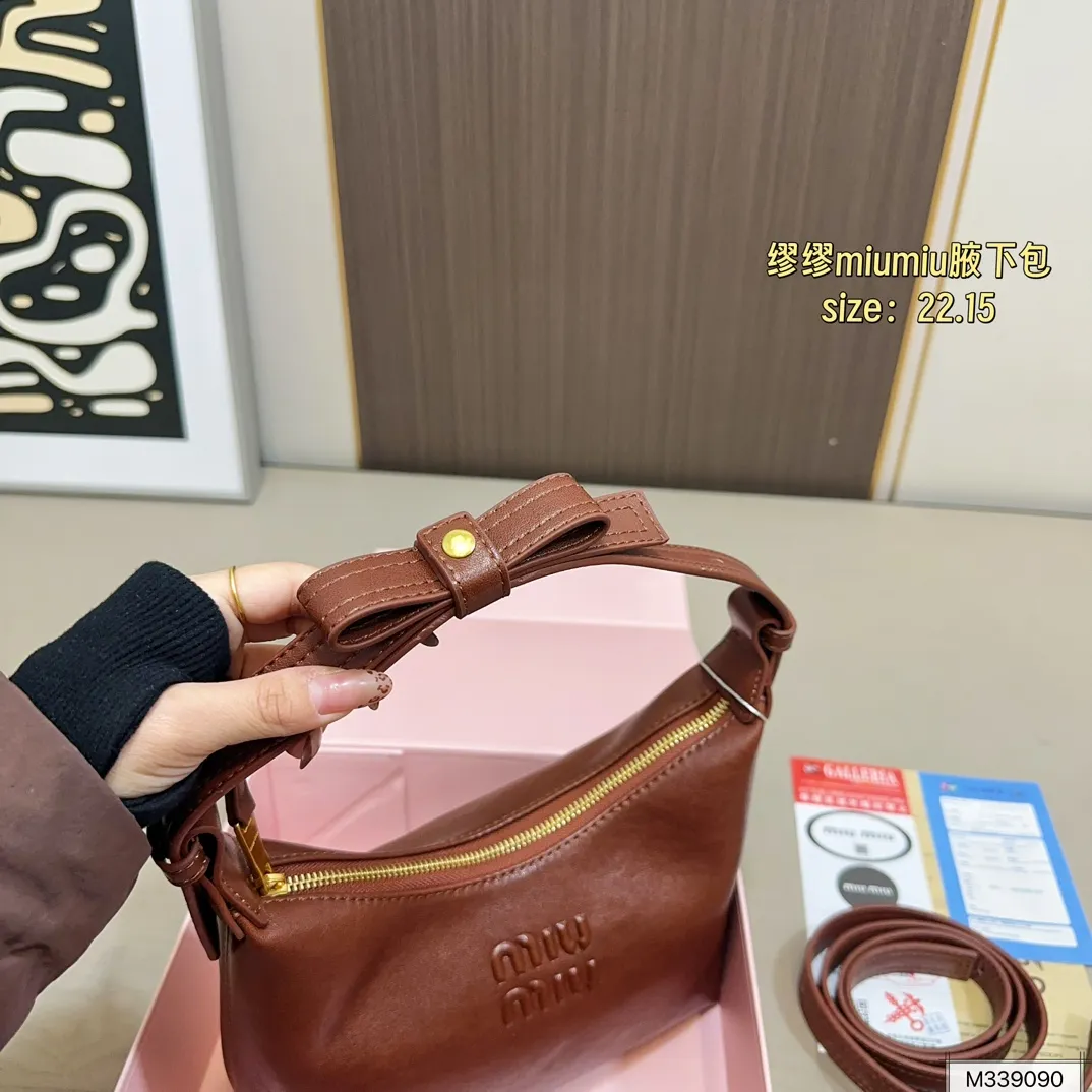 💰115(折叠盒) 尺寸22.15 MiuMiu缪缪腋下包 牛仔的材质随性且休闲! 整体上手非常轻便~ 优雅贵气高级感并存! 颜值爆表很好搭配👏