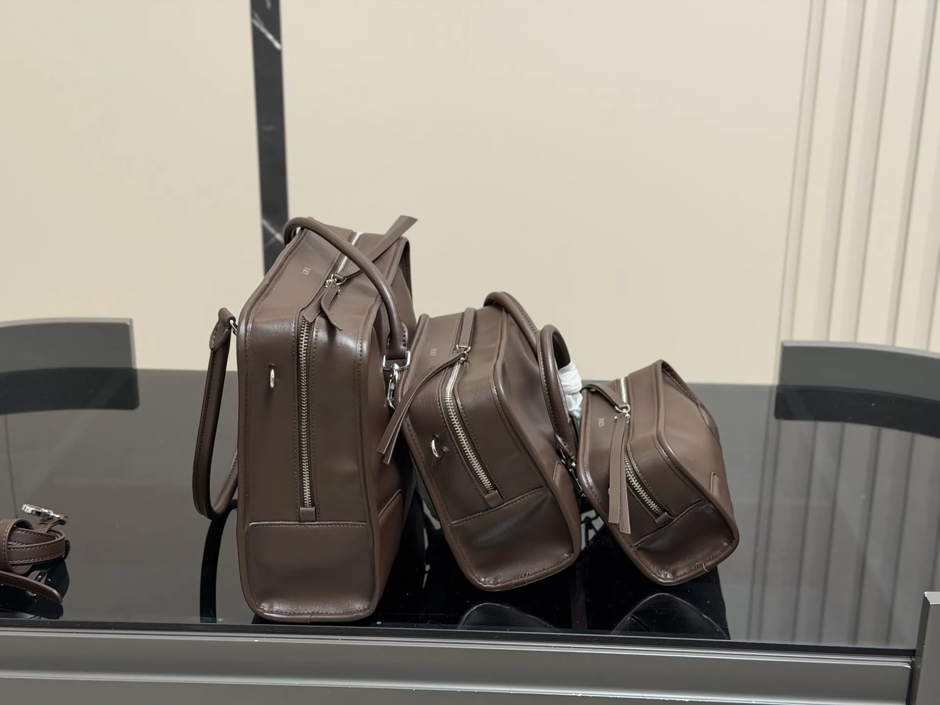 &yen;260 &yen;240 &yen;225 Loewe2026春夏最爱 Amazona180手袋 作为罗意威的皮具DNA载体， 同样完成了传统与创新的衔接。 全新的 Amazona 180手袋以更随性的方式呈现，延续着品牌百年皮革工艺底蕴。超期待这款手袋 尺寸:35cm 25cm 22cm