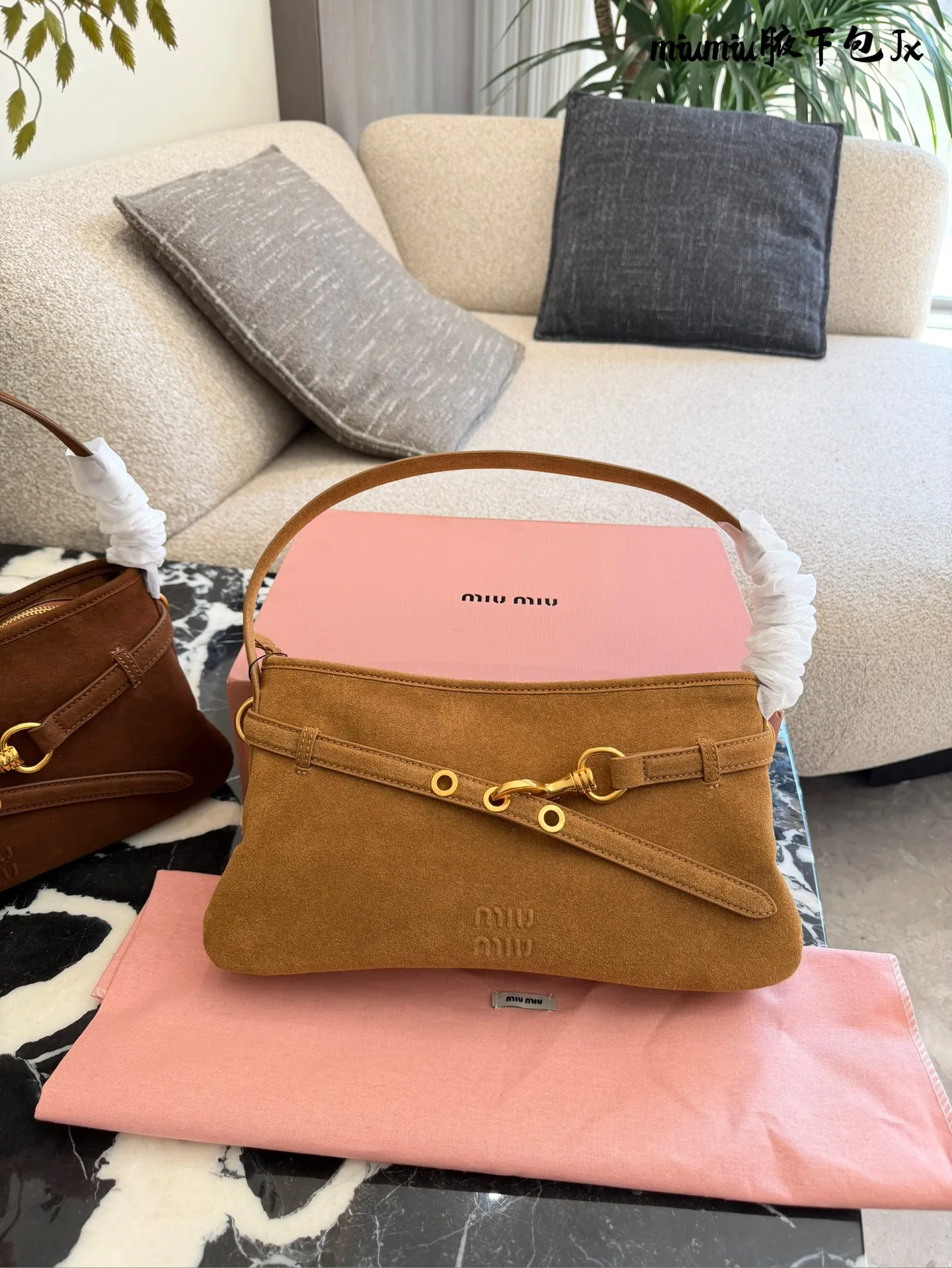 p240 缪缪miumiu新款aventure nappa腋下包 nappa 复古腋下包 又是一个爆款预测!! 33cm配盒子