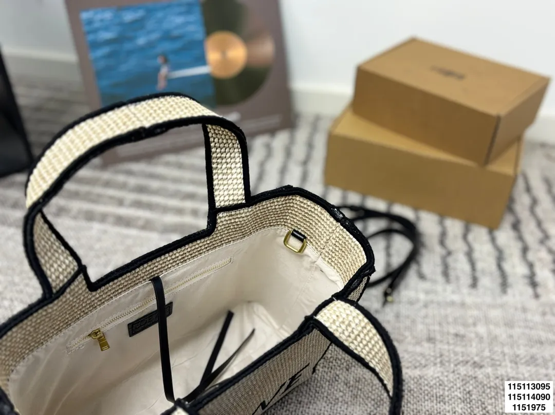 p125 p120 p115无盒 罗意威编织托特包 Paulas's 1biza 夏日海岛系列推出了草编托特包包巧妙融合了托特的商务之前线条和草编的夏日风情,加上Loewe粗体大logo 真的很难不爱 尺寸30.22/24.17/20.13