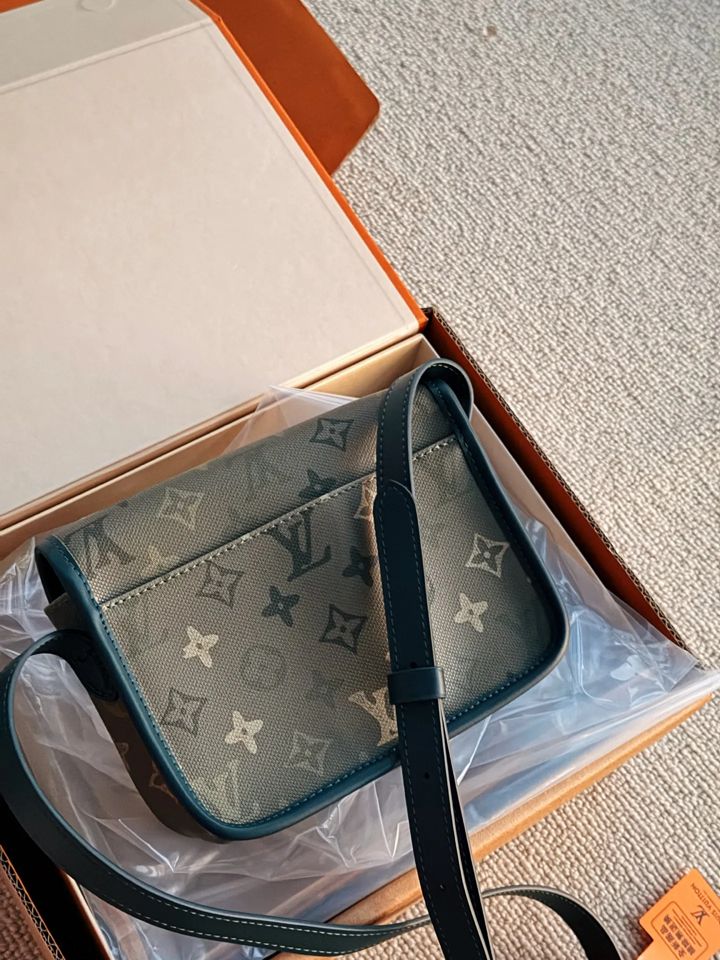 💰200 配盒 全钢五金 size：20*14cm L家 邮差包男包新品！ 新款的 绿色Satchel小邮差包 不大不小容量还十分可观!!!自带复古学院气息!很有vintage的感觉!九月份新款买它就够了!!!!