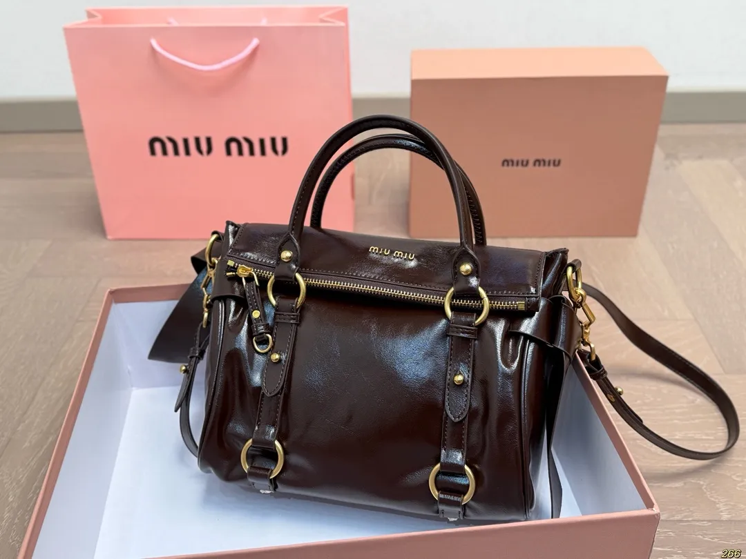 ¥190配盒 缪缪MIUMIU手提包 旅行出差旅游带它超方便 超级抢眼 爱了爱了 真是叫人无法抗拒 又美又能装! 尺寸26 20