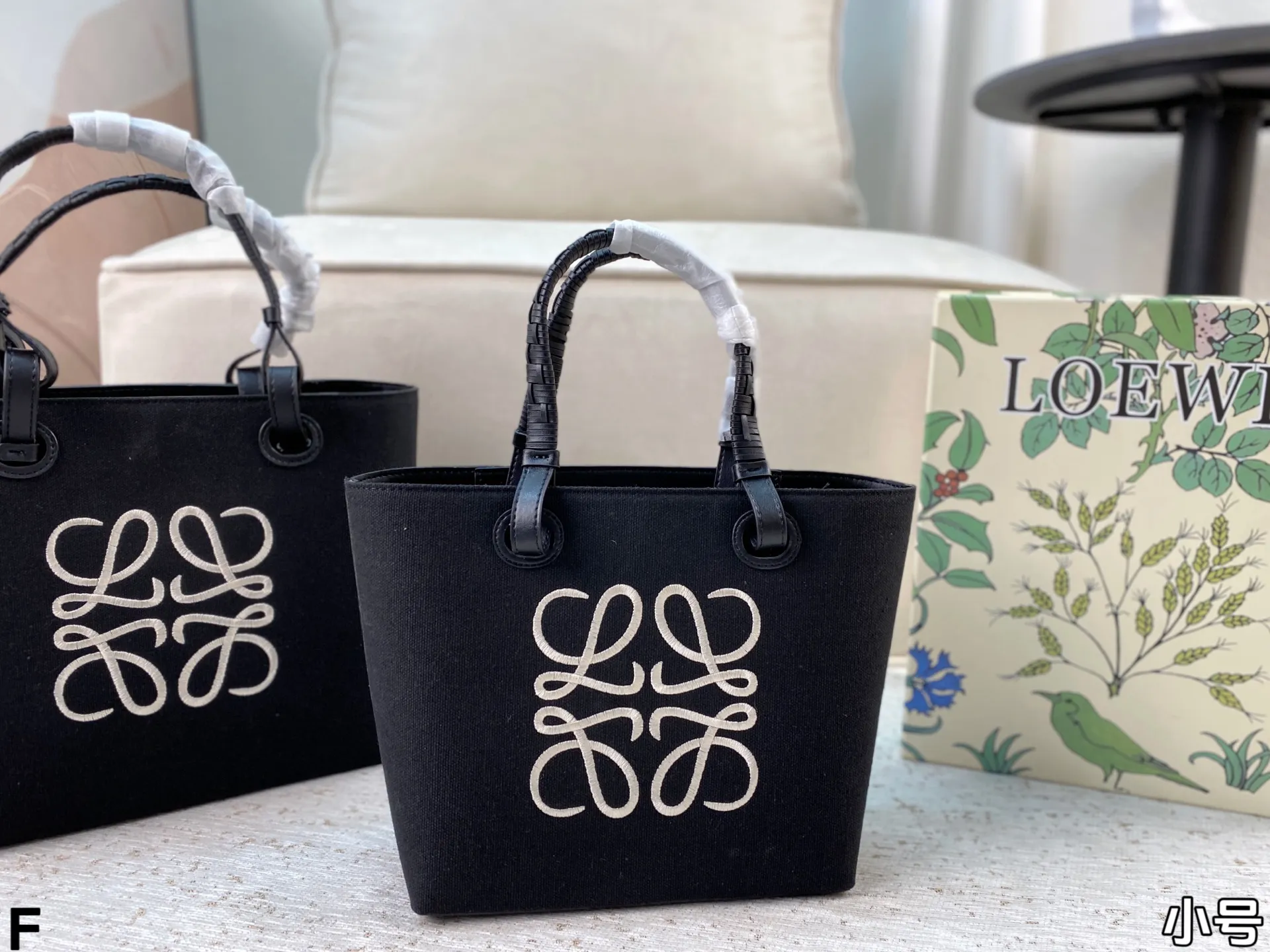 p165/p160 配盒🎁 罗意威Loewe anagram tote背上秒变时髦精 一只装得下全世界的托特 越背越香 能装且百搭不易变形 上班通勤或者日常搭配都很好!尺寸:27*25/23*22