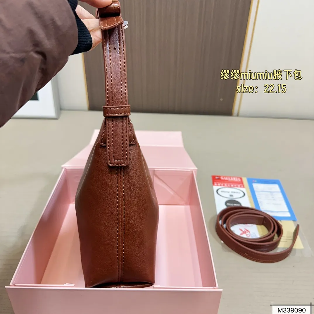 💰115（折叠盒） 尺寸22.15 MiuMiu缪缪腋下包 牛仔的材质随性且休闲！ 整体上手非常轻便～ 优雅贵气高级感并存！ 颜值爆表很好搭配👏