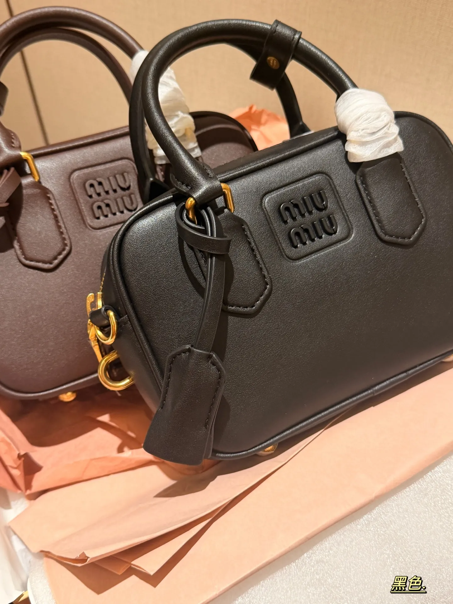 💰190 升级版配盒 size：20*14cm miumiu保龄球/公文包/小方胖子 不要太高级，很高级~ 很难不爱啊啊！ 可手拎也可斜挎 绝对不是小废包哦!容量足足的~~ 出场就是miumiu小公主