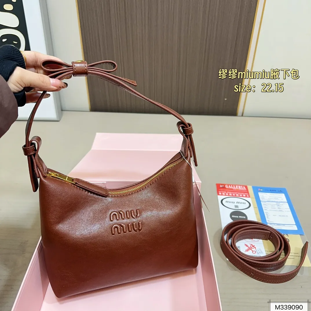 💰115(折叠盒) 尺寸22.15 MiuMiu缪缪腋下包 牛仔的材质随性且休闲! 整体上手非常轻便~ 优雅贵气高级感并存! 颜值爆表很好搭配👏