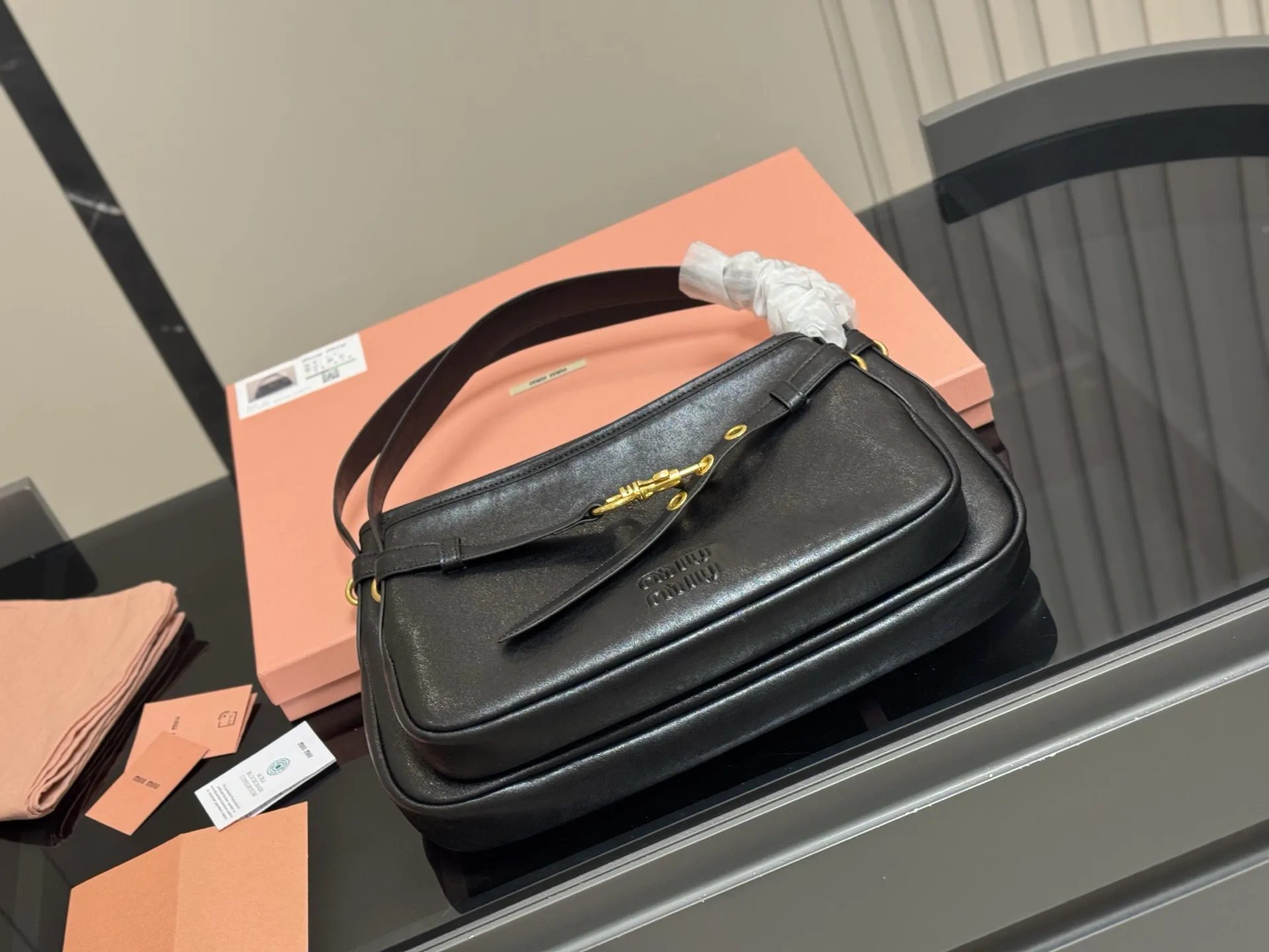 &yen;195 &yen;200 配盒 Size:34cm 40cm Miumiu2025春夏系列包袋， 包包依旧吸引人~ 隔着屏幕都能感受到皮质的细腻巨巨巨高级感～ aventure nappa腋下包石楠木色看似平平无奇却意外的好搭