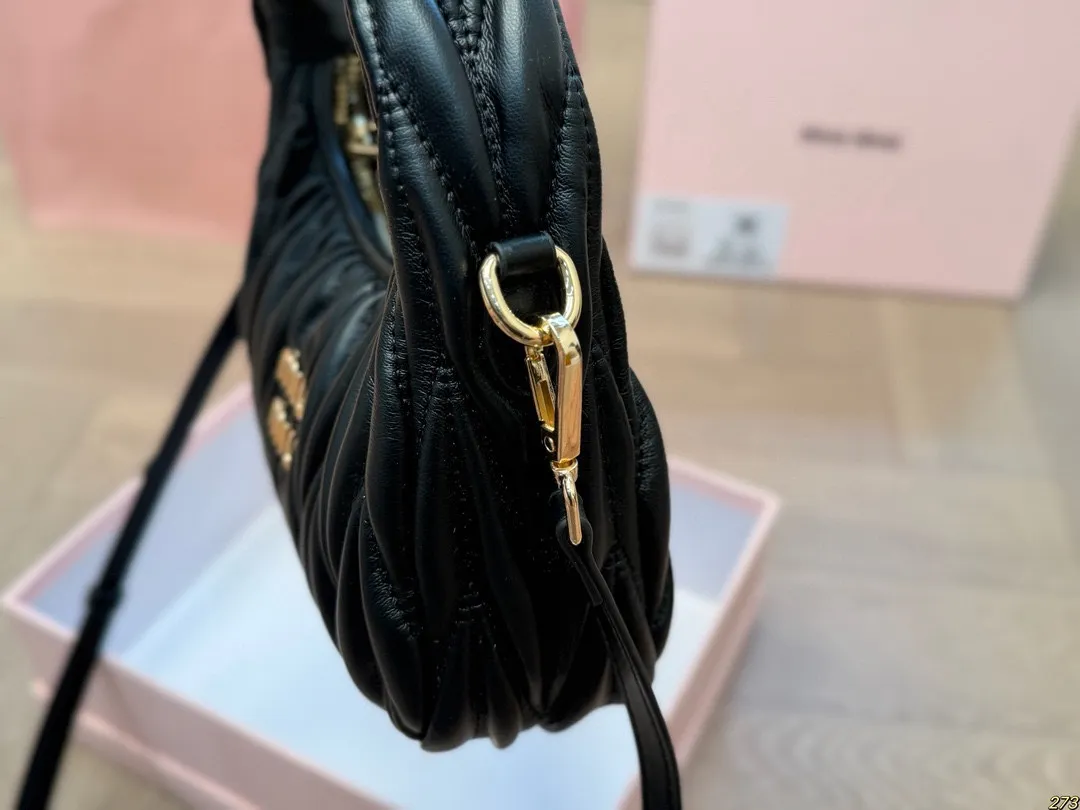 ¥155配盒 Miumiu缪缪斜挎包 斜挎 肩背都好看 手感很好 满足任何造型 尺寸 20 11