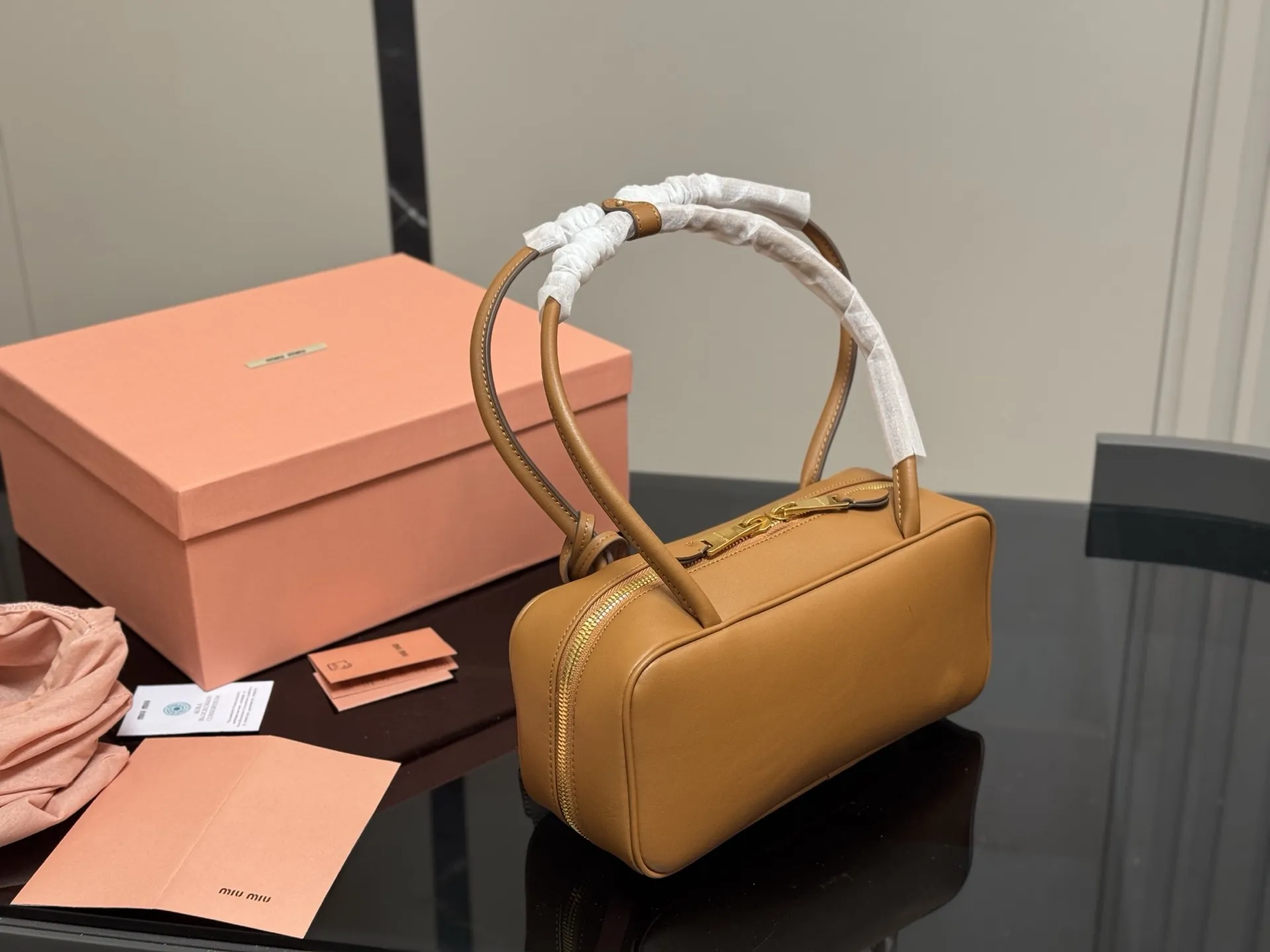 &yen;215 升级版配盒 size：28*13cm miumiu保龄球/公文包/ 包包甜度刚好！ 很难不爱啊啊！ 可手拎也可斜挎 绝对不是小废包哦!容量足足的~~ 出场就是miumiu小公主！