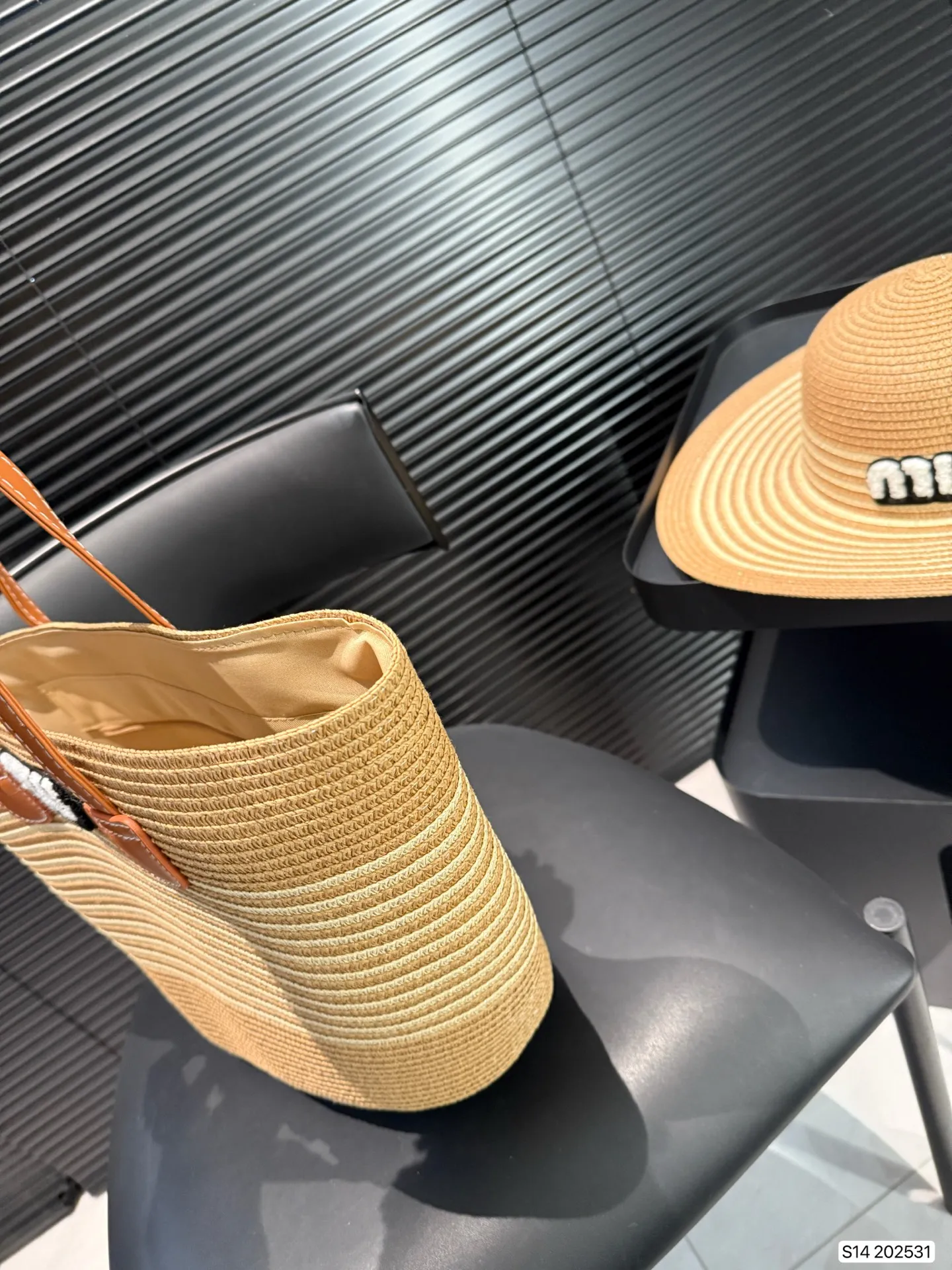 P120 缪缪miumiu 编织包➕编织帽组合 夏季新款草编包Basket Bag 菜篮子 编织拼皮购物袋沙滩🏖️度假⛱️手提包。尺寸26 29 货号202531