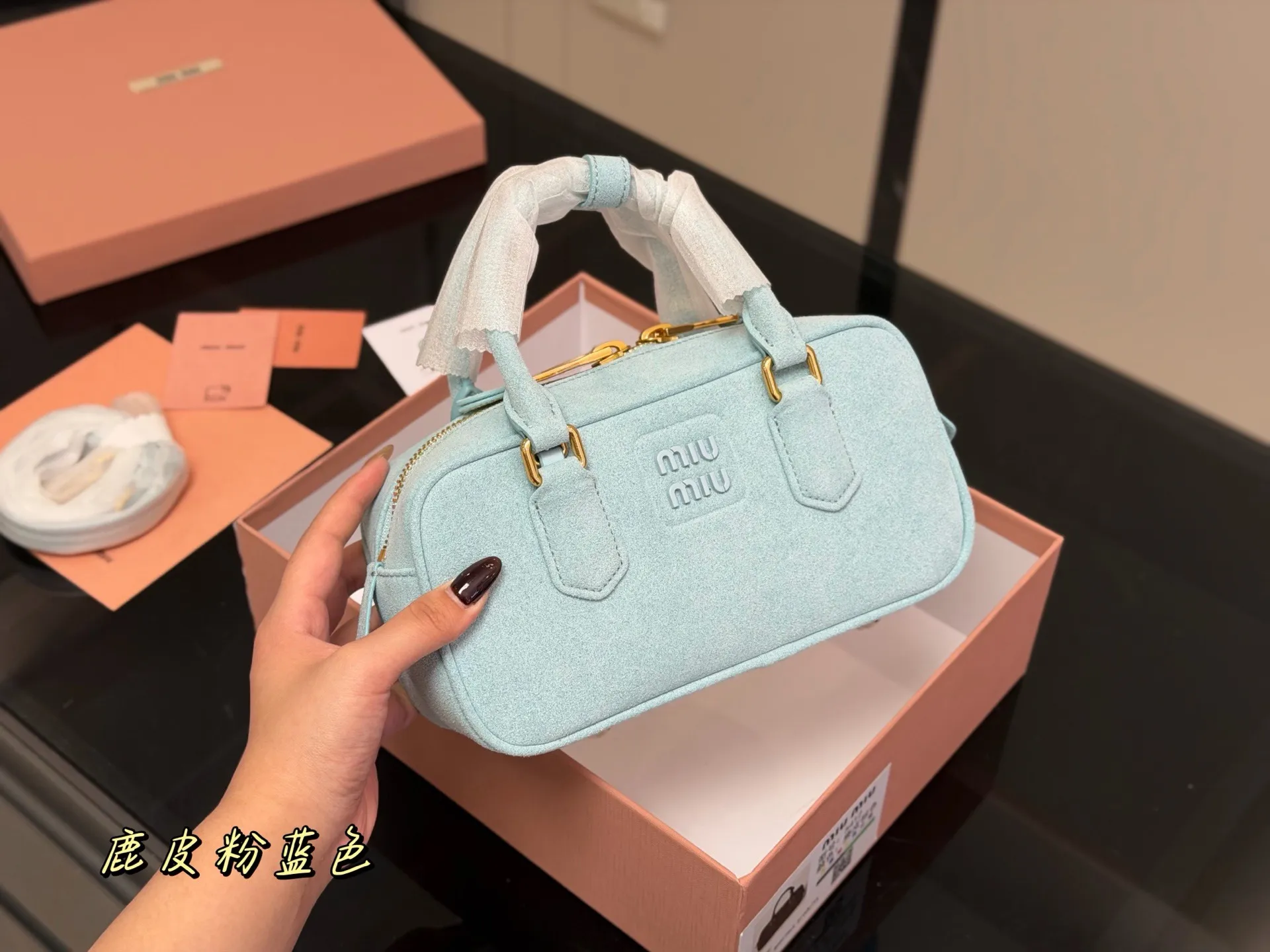 ¥200 升级版配盒 size:23*12cm miumiu保龄球 新尺寸‼️ 很难不爱啊啊! 这个尺寸很难不动心哦! 可手拎也可斜挎 容量足足的~~ 出场就是miumiu小公主!