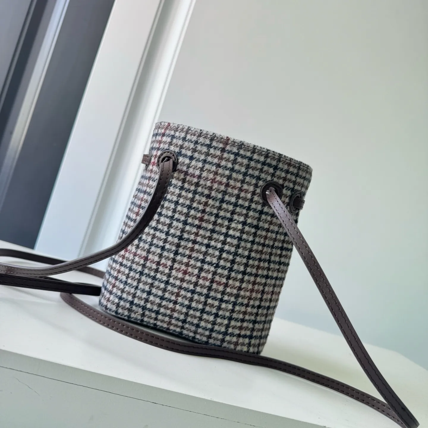 💰170包邮❗ 🍒M家🍒 5NF460，新品格子迷你水桶包，高级柔软，性价比超高，能驾驭各种风格，非常俏皮可爱，可以单肩，斜挎，手提，双肩，造型多变，包包虽小却非常能装，尺寸：17X14X6CM，配原版包装