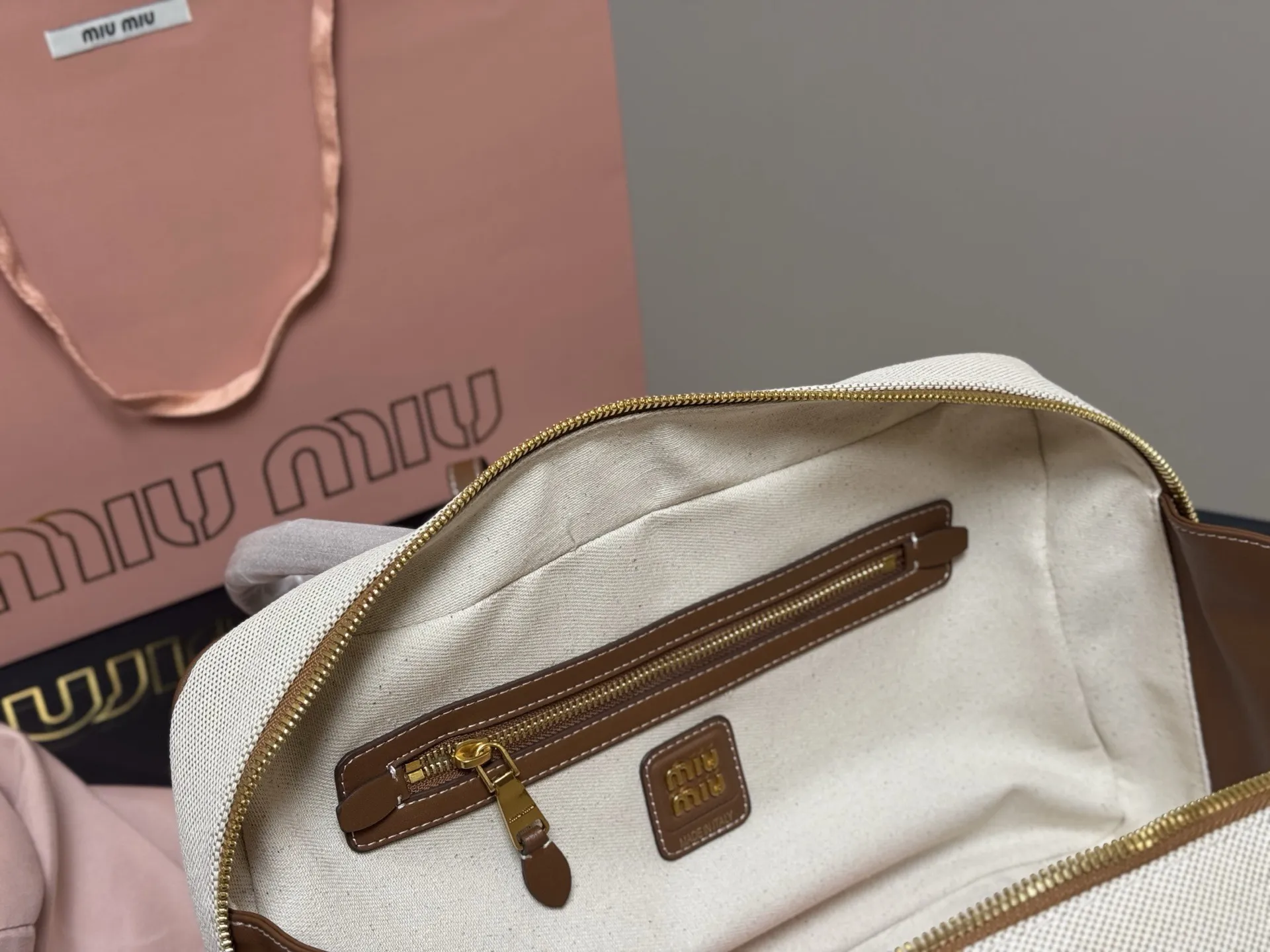 &yen;195 无盒 size：35*22cm miumiu保龄球/公文包/ Miu又来抢钱了新款帆布公文包 来咯 ！ 背起来都很nice 哦 可手拎也可斜挎！ 出场就是miumiu小公主！