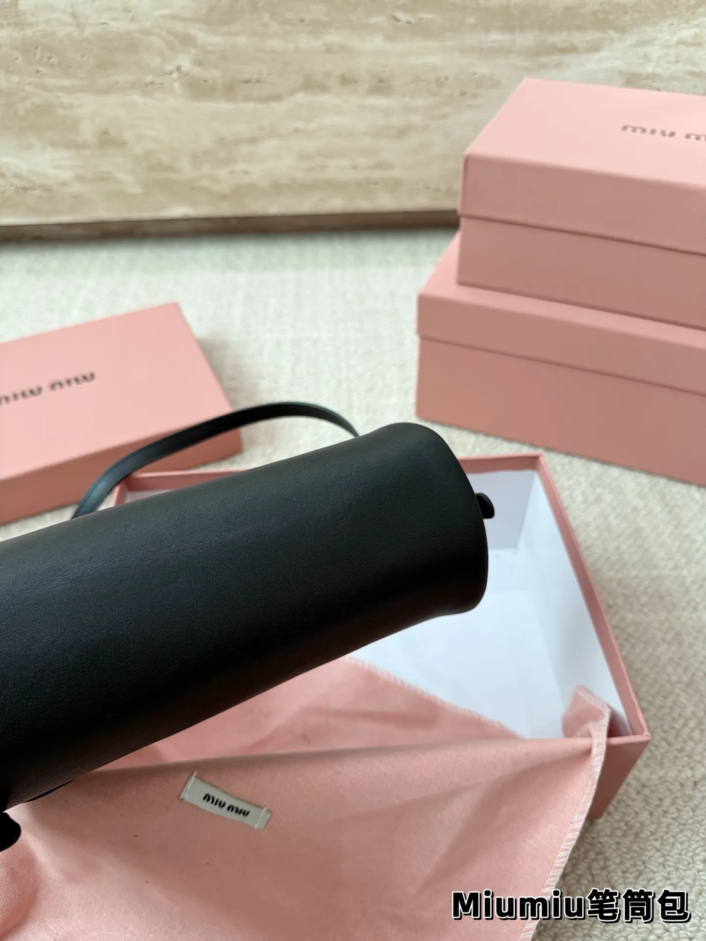 P150 别怪我没提醒❗️MiuMiu最性价比小包包 夏天当然是要背迷你小包包啦！ 哪个女孩能抵挡住迷你小笔筒包的诱惑～ 日常好装东西出门的腋下小包👛 小羊皮和翻毛皮都有噢～关键是性价比超高～