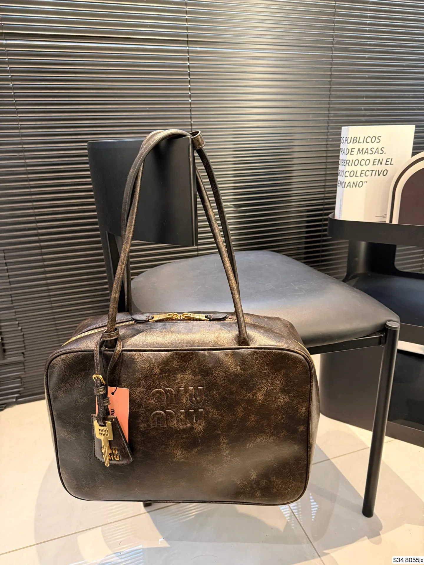 P220 缪缪MIUMIU 保龄球手提包 轻轻松松高级感 包包手感巨好容量也很不赖 简单却又不失华丽 不要觉得会炸眼太高调了什么的 根本不会！ 在你的精简穿搭上简直就是点睛之笔 尺寸：34 23 货号8055