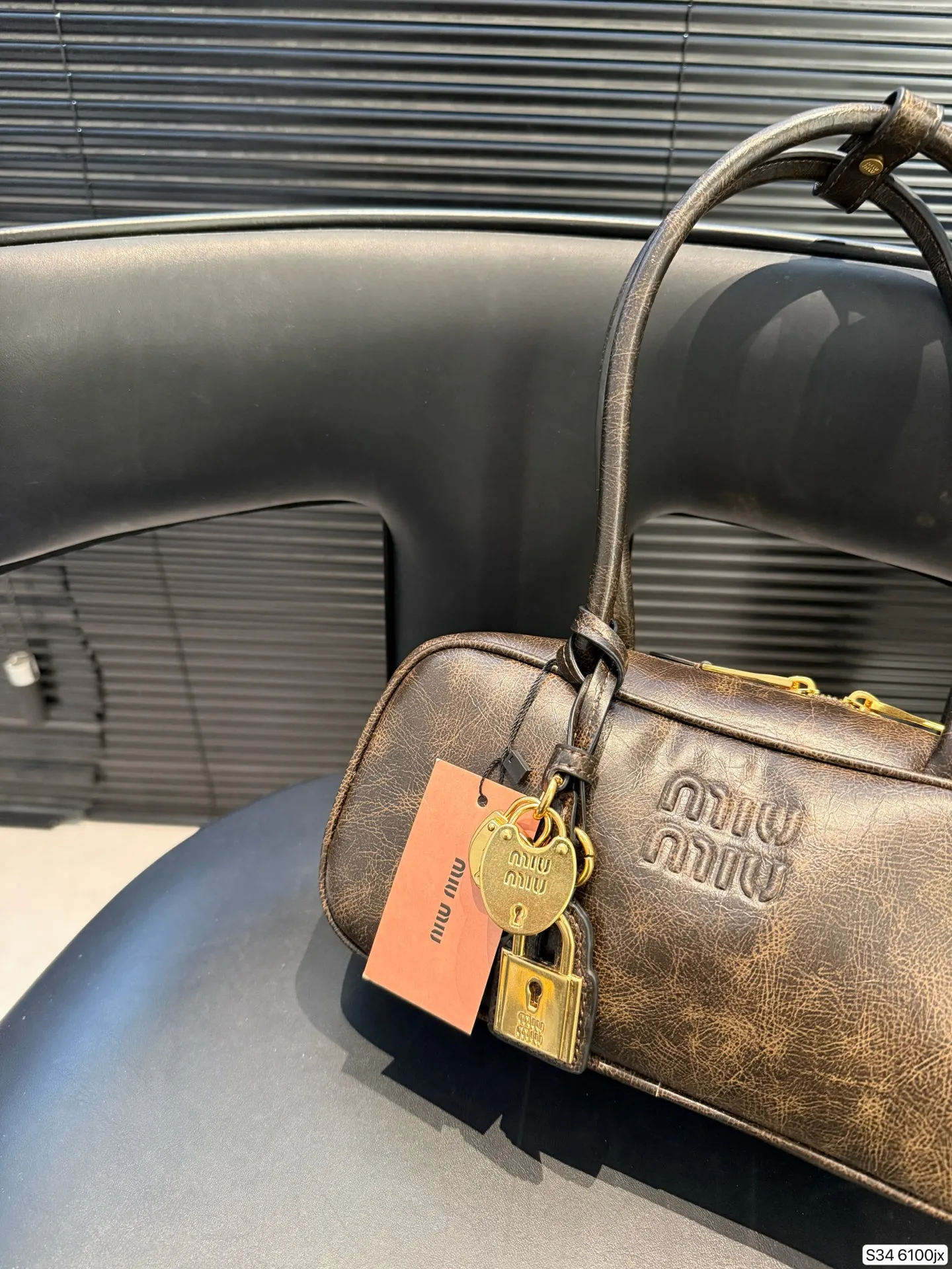 P220 缪缪MIUMIU 保龄球手提包 轻轻松松高级感 包包手感巨好容量也很不赖 简单却又不失华丽 不要觉得会炸眼太高调了什么的 根本不会！ 在你的精简穿搭上简直就是点睛之笔 尺寸：27 12 货号6100