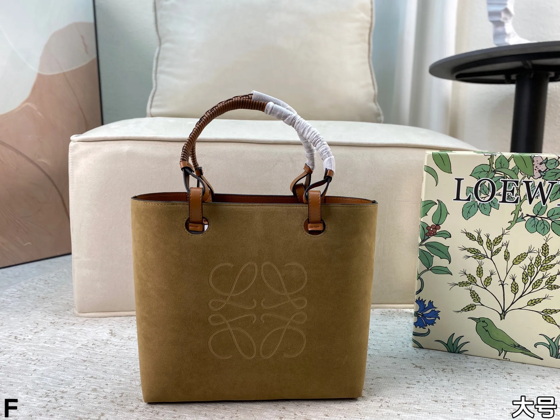 p165/p160 配盒🎁 罗意威Loewe anagram tote背上秒变时髦精 一只装得下全世界的托特 越背越香 能装且百搭不易变形 上班通勤或者日常搭配都很好!尺寸:27*25/23*22