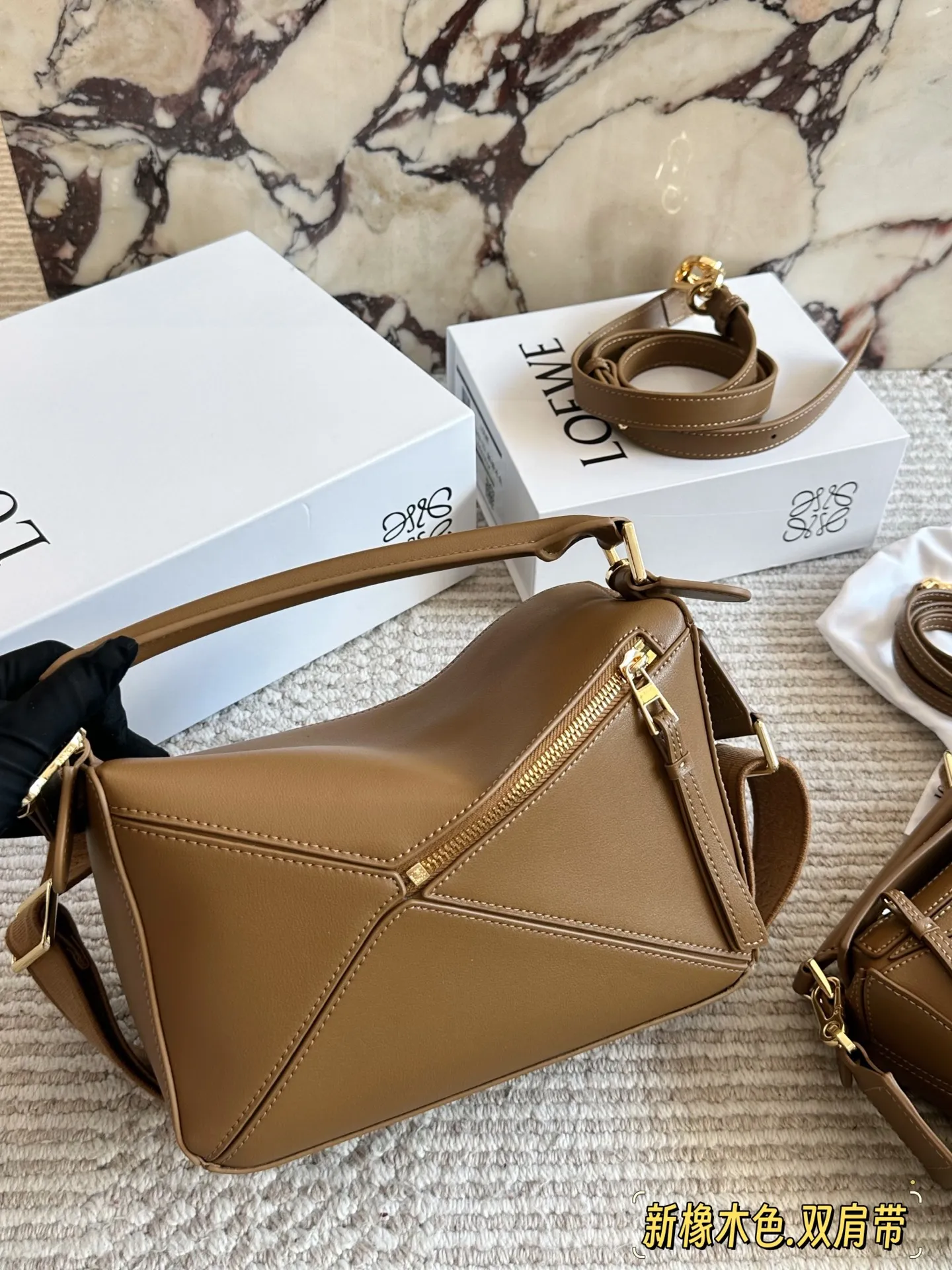 💰 260、💰230 配盒(双肩带) 尺寸:24*15cm(大) 18*10cm(迷你) loewe 几何包puzzle 真心是不能错过的, ⚠️牛皮品质🐂! 完全hold住! 罗意威|一根完美的肩带