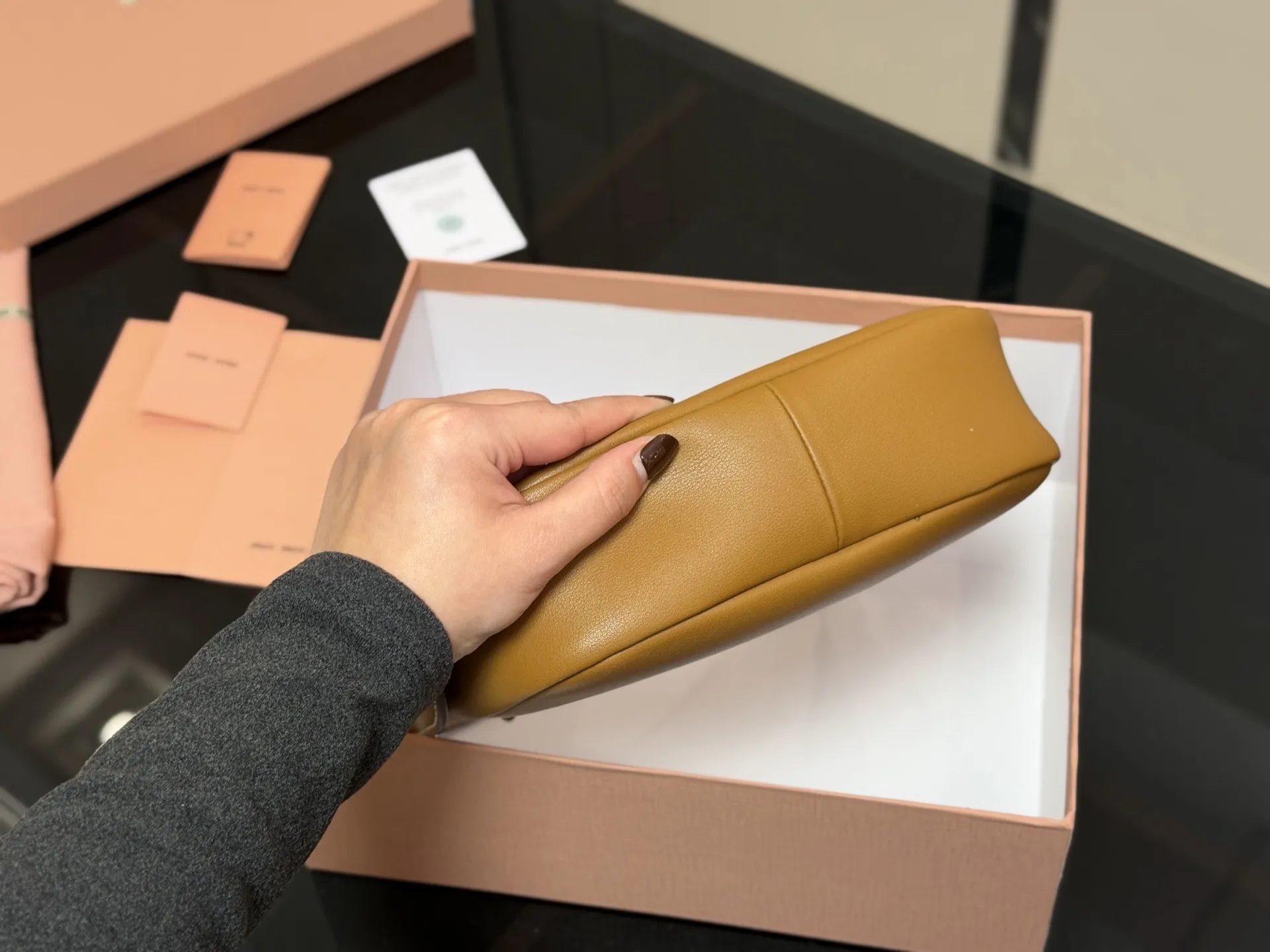 ¥175 配盒 升级版 size:23*13cm miumiu这新包, 新款Hobo,太好搭配了! 能拎、能挽、能肩背(有肩带), 可咸、可甜、可AC(Alcohol&Coffee)。一包在手,AC无忧~