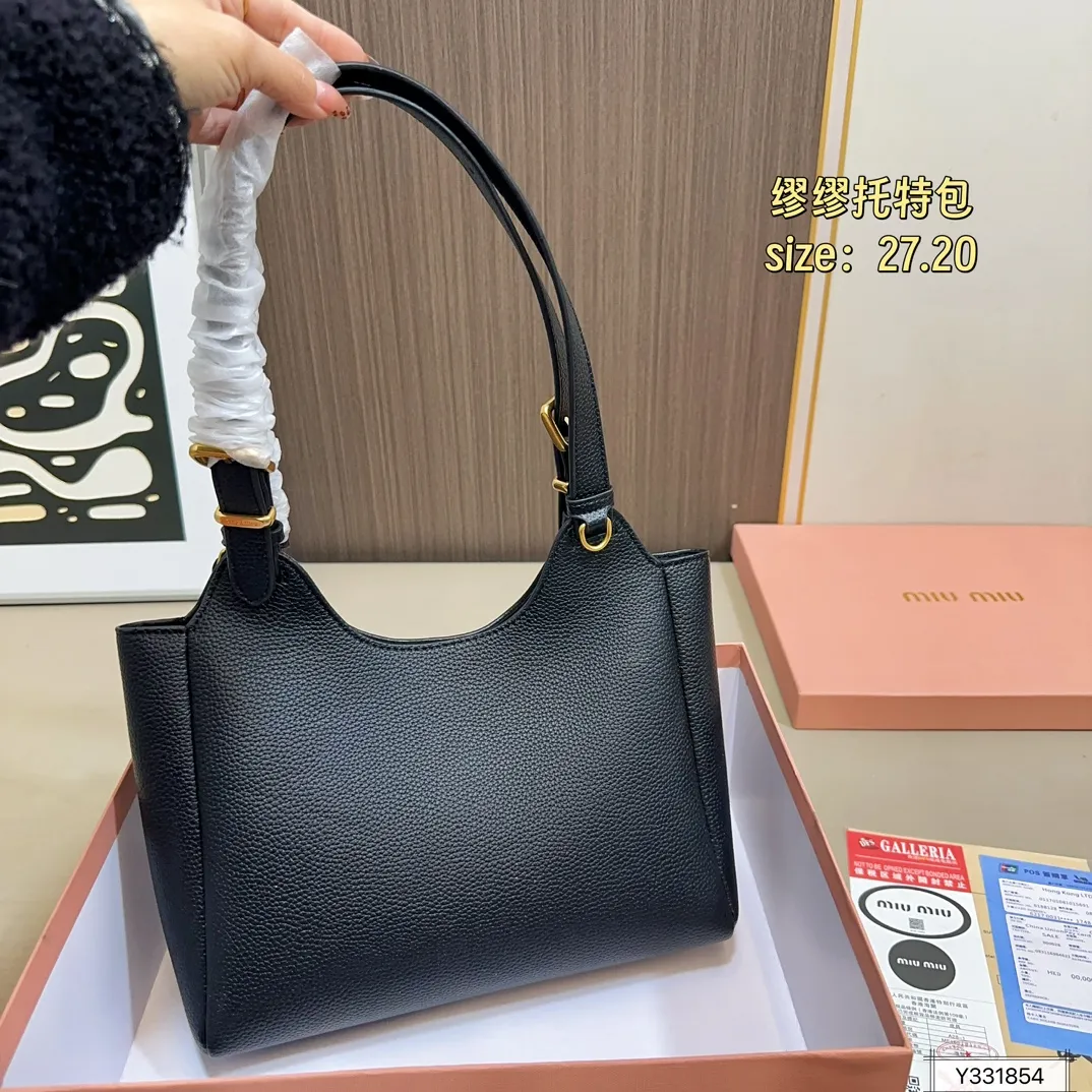 💰170 .配礼盒🎁. 缪缪MIUMIU 秋冬新款托特包 最火得miumiu 女孩.. 甜度刚刚好 很难不爱的 散发着复古的气息 背上它不仅是公主也是女王 小小的身体大大的容量 特别能装💯 尺寸:27.20