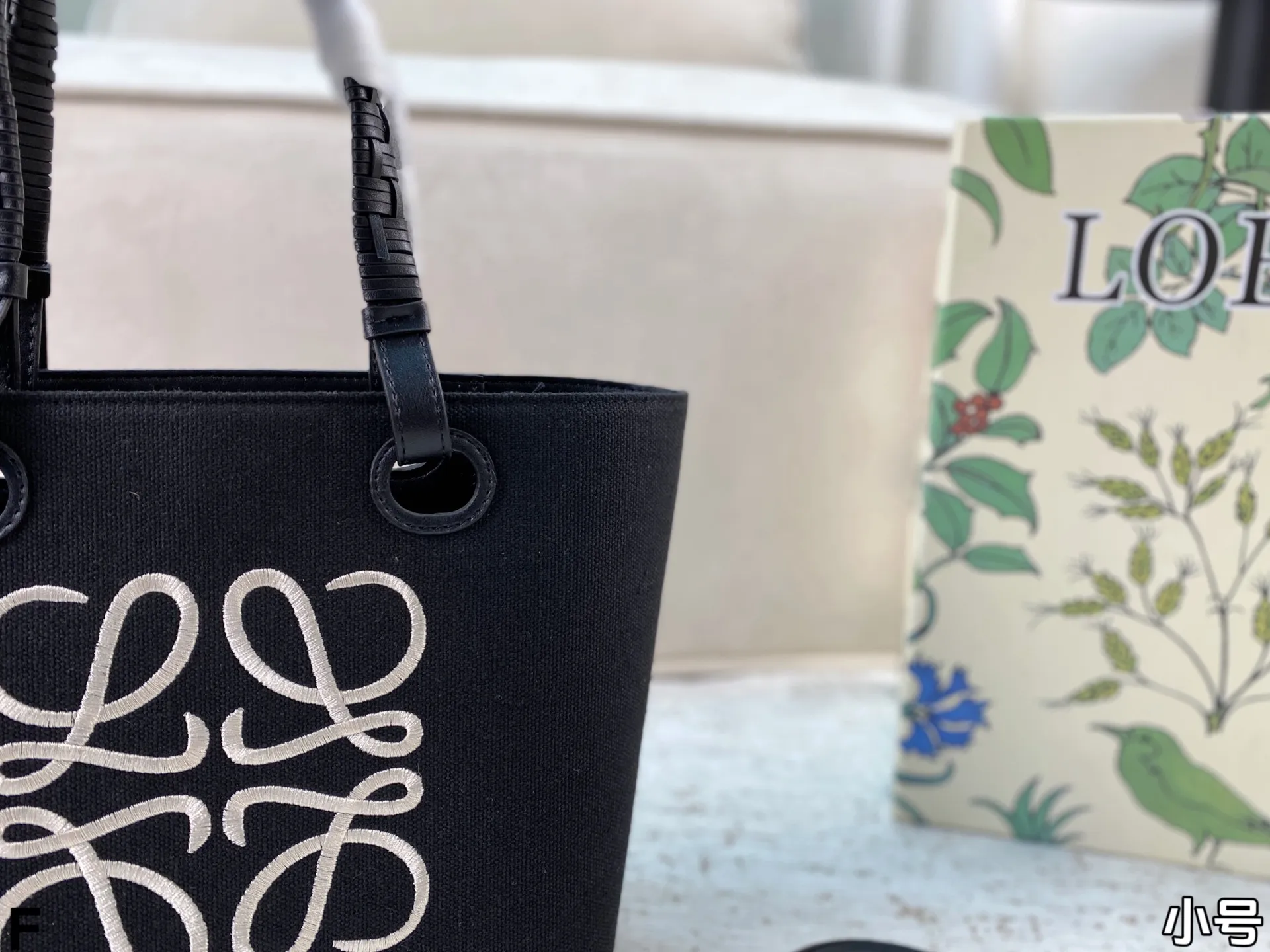 p165/p160 配盒🎁 罗意威Loewe anagram tote背上秒变时髦精 一只装得下全世界的托特 越背越香 能装且百搭不易变形 上班通勤或者日常搭配都很好!尺寸:27*25/23*22