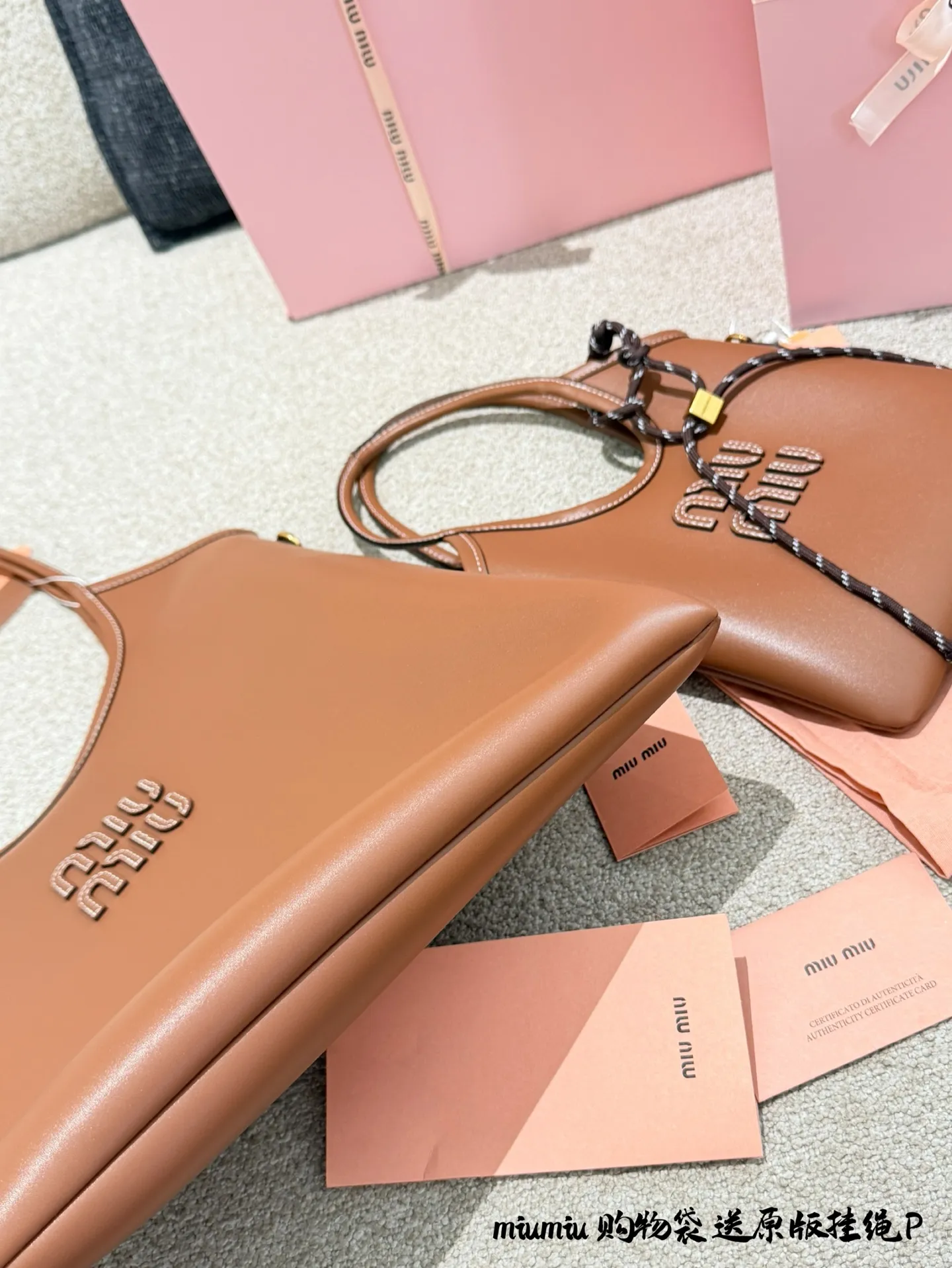 p150p180 miumiu托特👜秋冬必入高级感拉满! 牛皮质感也太绝了吧! 软乎乎却超有型~通勤逛街两不误 容量惊人还轻便✨ 随便一拎就自带时髦滤镜 姐妹们冲这只! 真的百搭到哭😭 15cm28cm底长配盒子送挂件
