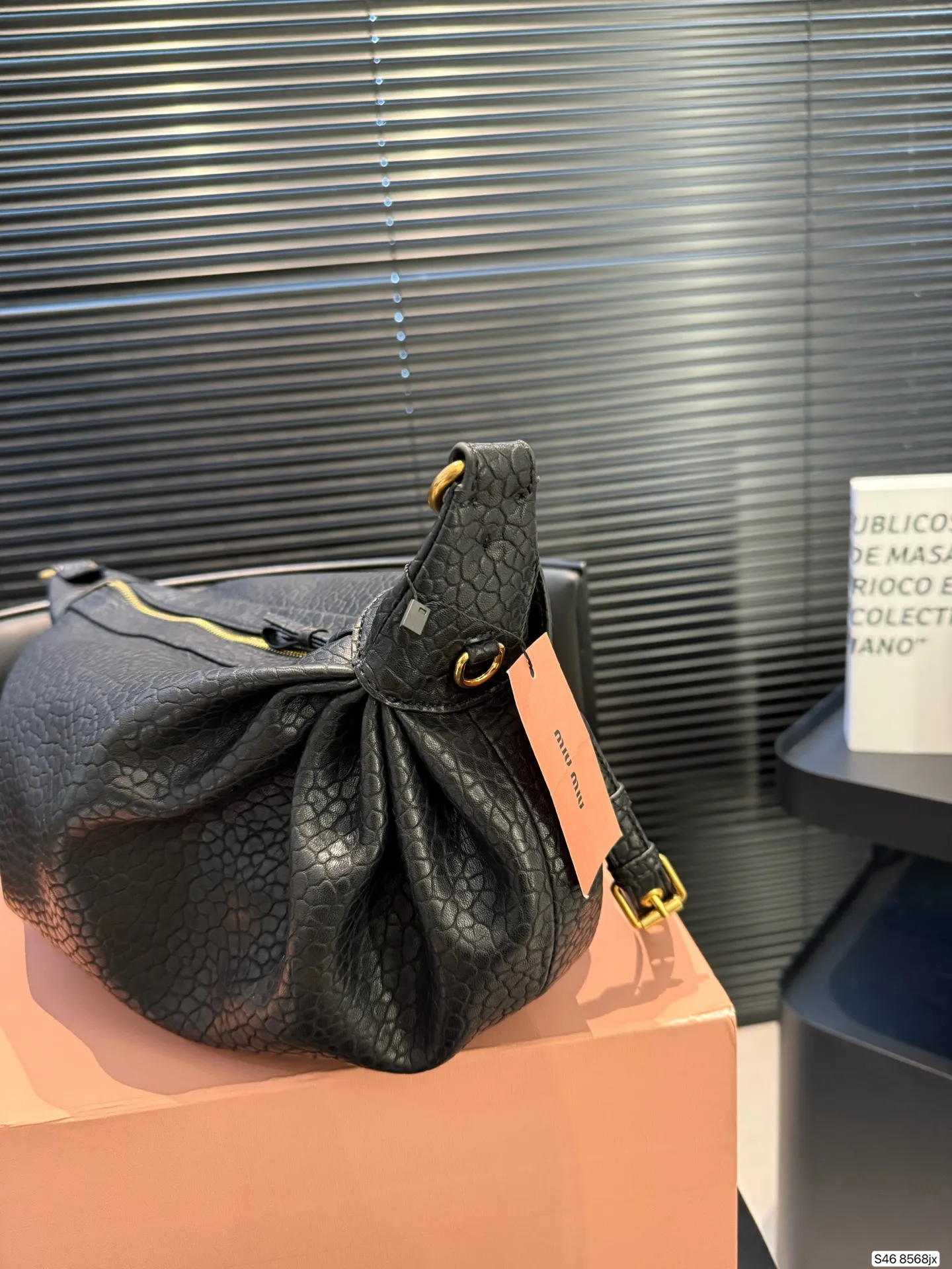 P280 配盒子 不一样的MiuMiu新款包包 MiuMiu新款手袋 Monk 天然纹理小羊皮自然的柔和光泽触感柔软顺滑且富有垂坠感巧妙的舒适感与精致感 尺寸41 24 货号8568