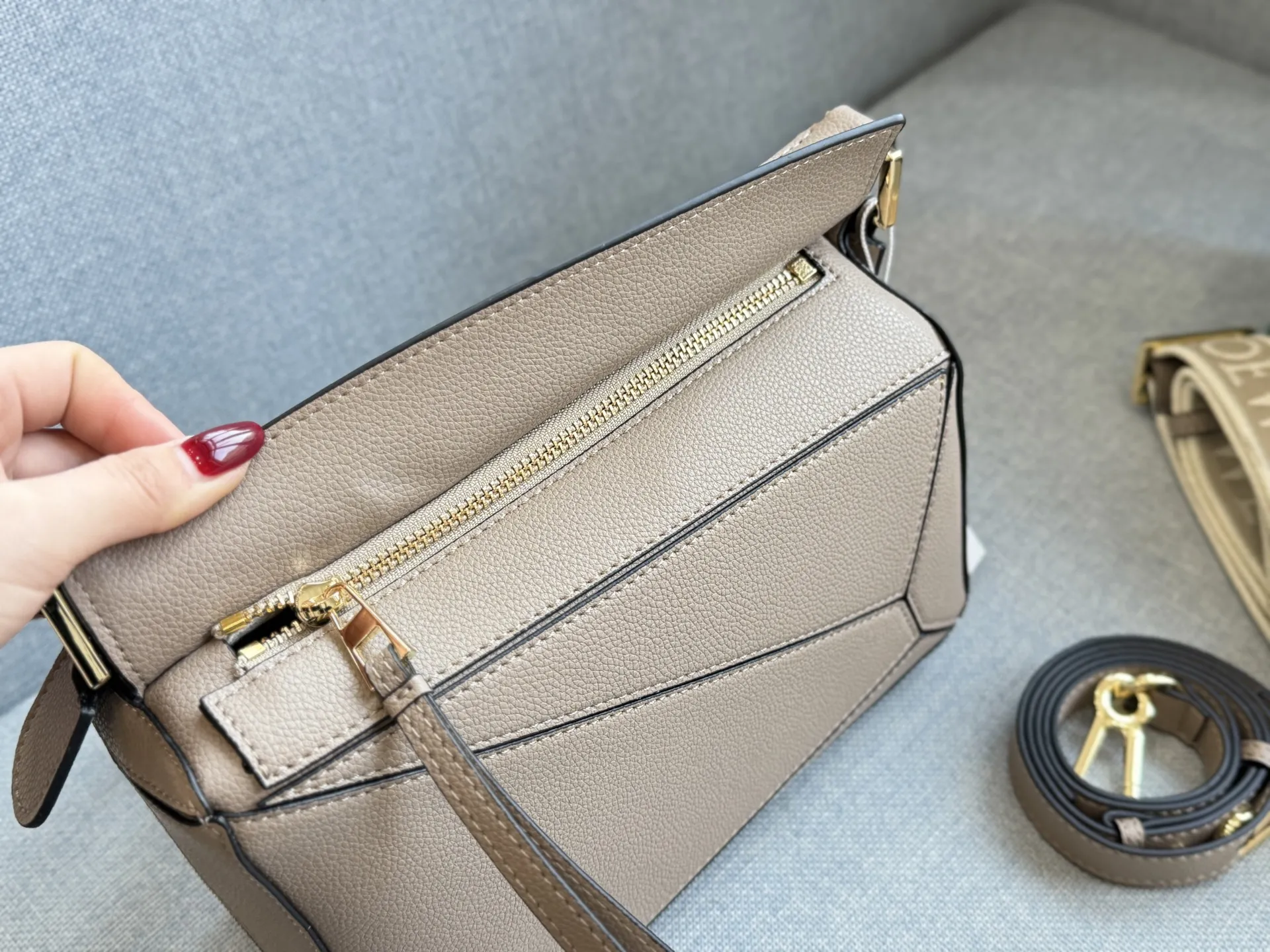 💰230 折叠盒 size:24×15 LOEWE罗意威 Puzzle 几何包 拼图包 斜挎手提包 质感超绝的一只! 柔软轻盈的napa皮 轻松打造随性慵懒的风格 松弛感拉满~ 今夏最精致的小包出现了