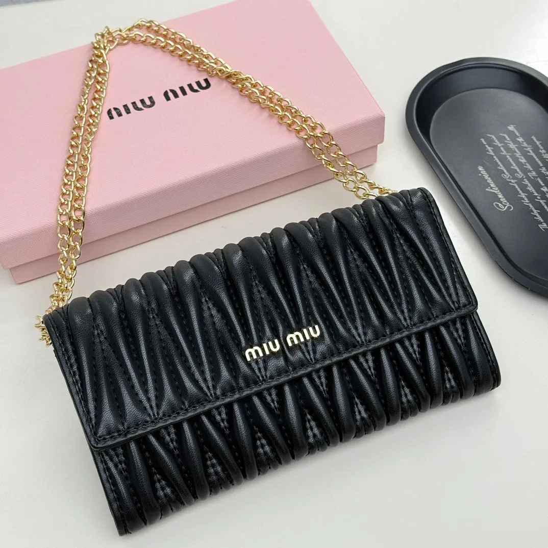 p110🎀miumiu 9886🎀颜色 黑色 粉色 红色 🎀尺寸 19*10.5*3.5🎀miumiu专柜最新款!专柜爆款热力来袭,经典提花压纹设计,釆用顶级进口小羊皮,皮质细腻柔软,做工精细!