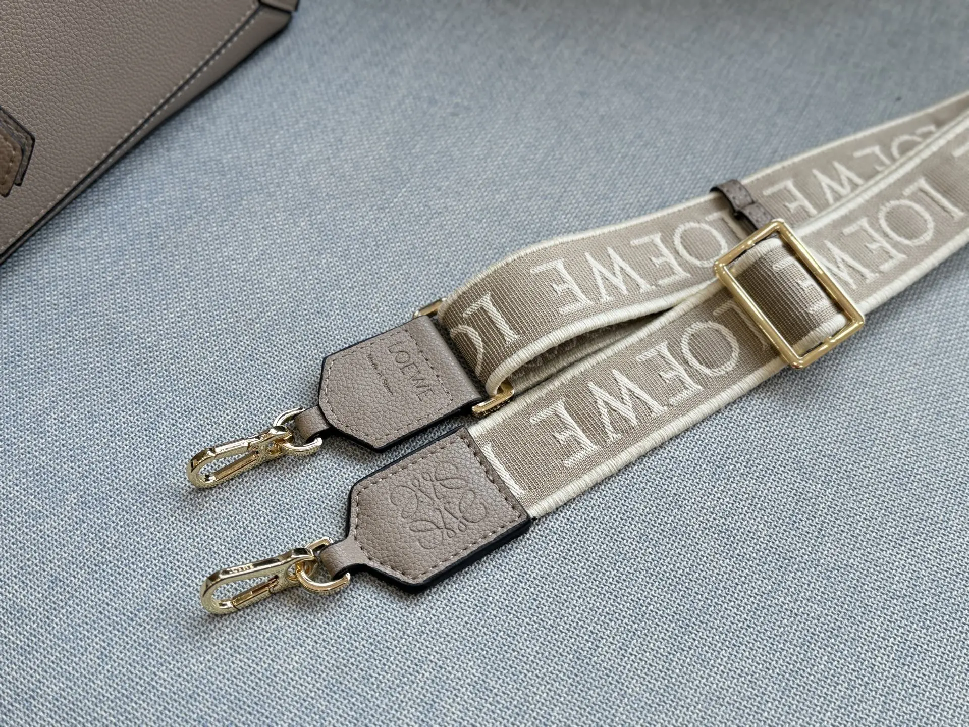 💰230 折叠盒 size：24&times;15 LOEWE罗意威 Puzzle 几何包 拼图包 斜挎手提包 质感超绝的一只！ 柔软轻盈的napa皮 轻松打造随性慵懒的风格 松弛感拉满～ 今夏最精致的小包出现了