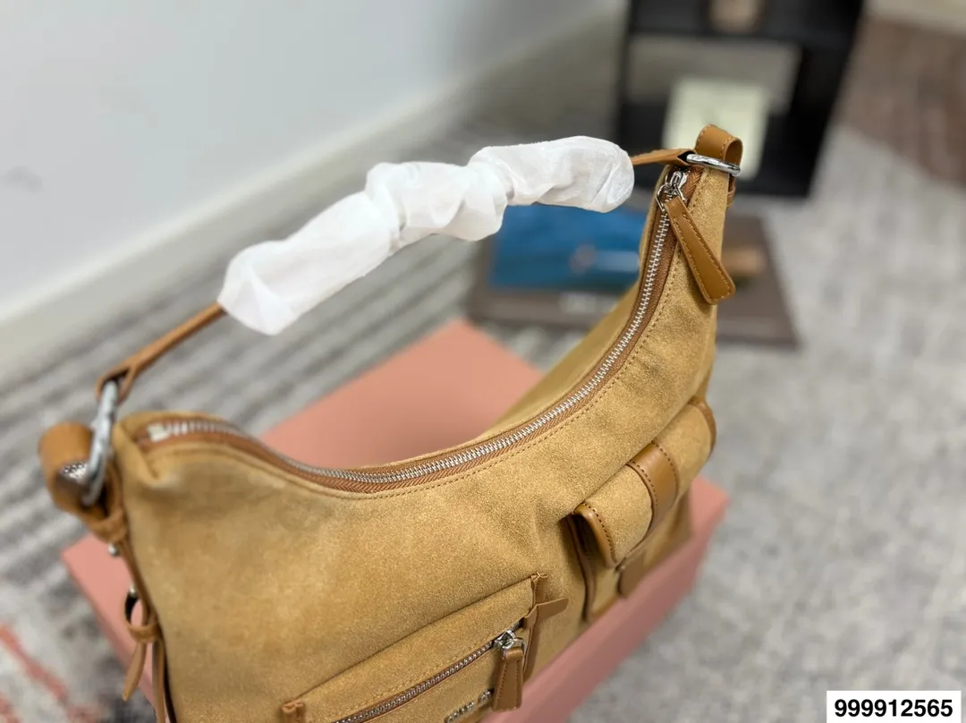 p175 超纤密封包装 缪缪腋下 miumiu特别的包包。大多包型的设计都是偏简单、基础的,只是当时颜色和材质的运用,让人觉得每款包包都有一个创意点 #miumiu #腰包 #MIUMIU # 尺寸35 24