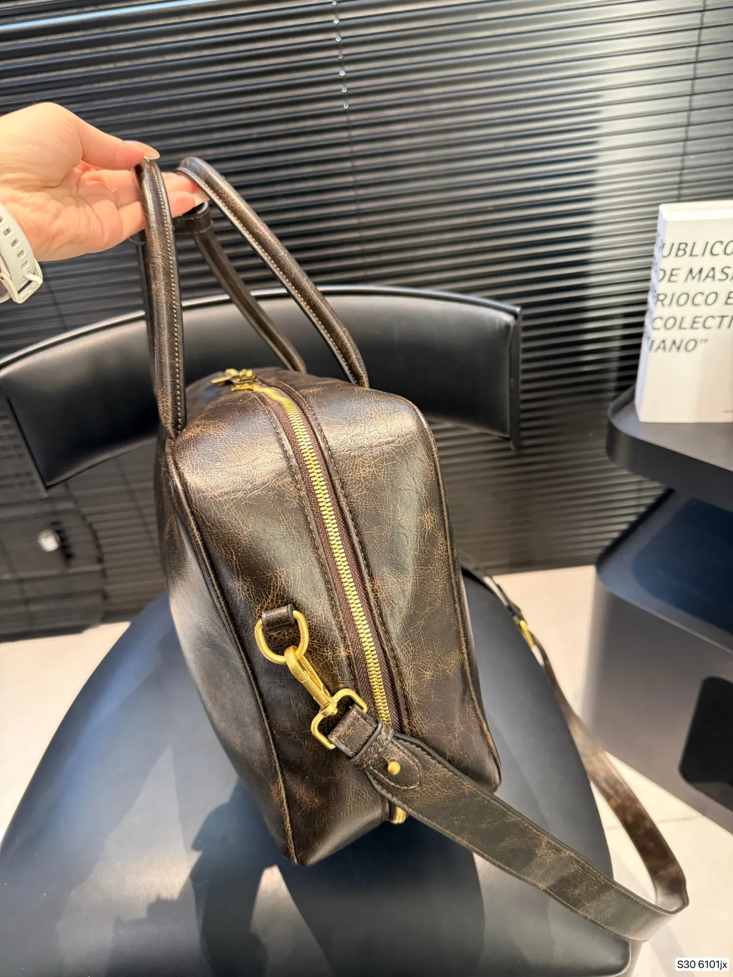 P200 miumiu 保龄球公文包 miumiu 保龄球公文包 质感很高级 容量超级大也很耐用 日常出街背它回头率百分百 就是这种随性慵懒感 尺寸34 23 货号6101