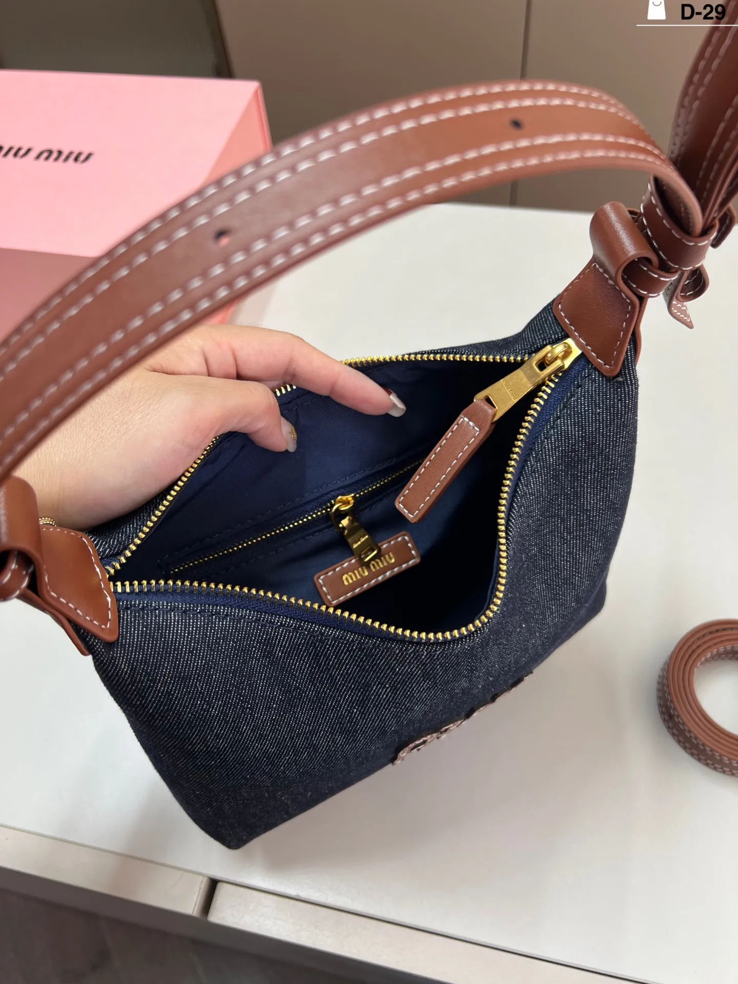 💰p125 miumiu新款速递~牛仔小饭盒是真好看 软软饱饱的又可爱又漂亮！ miu里miu气！可爱的不行啦！ D-29尺寸22&times;16折叠盒