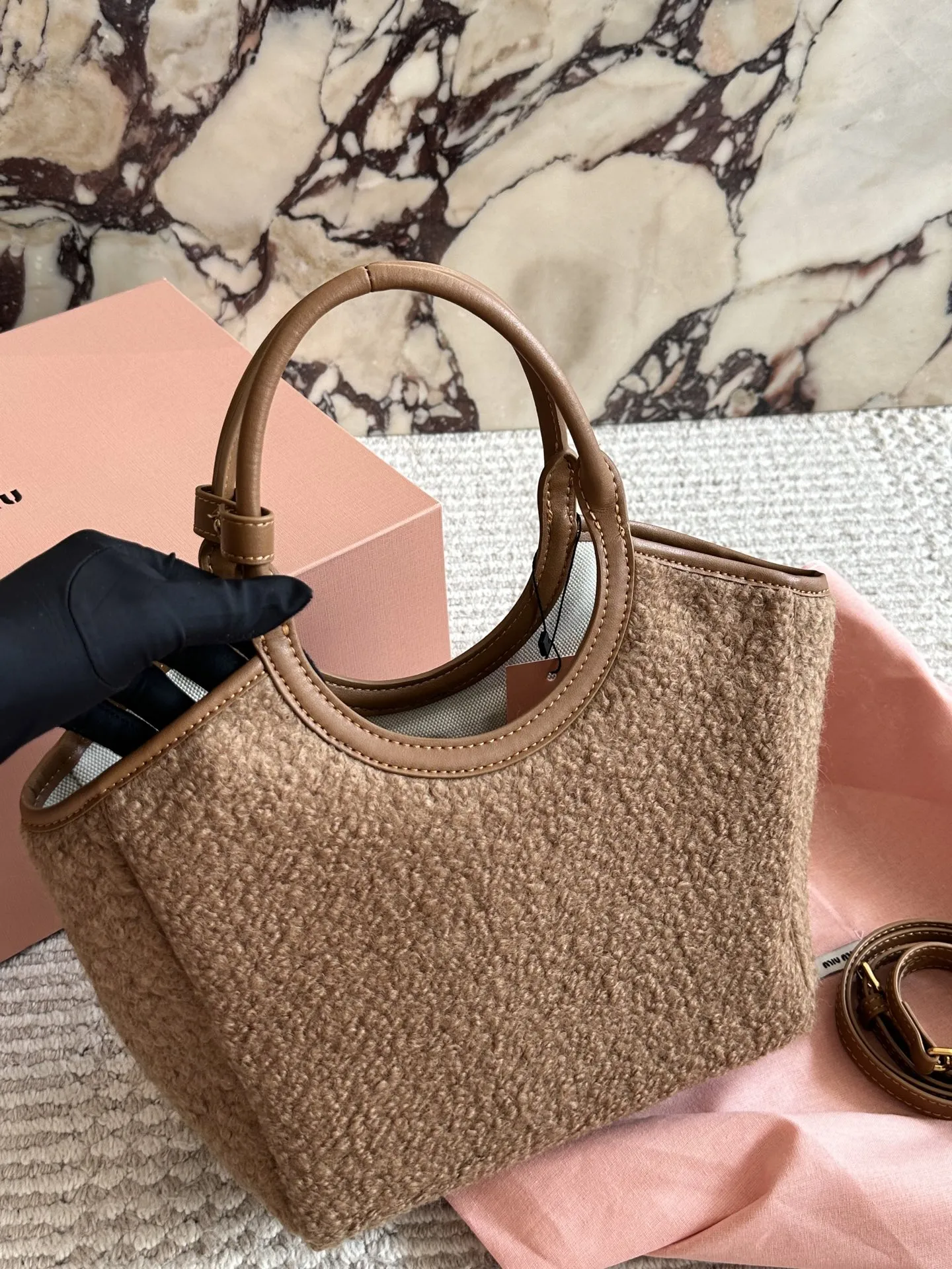 p190 miumiu限定款托特包 简单又好看 miumiu而且超级实用， #miumiu新款包包 尺寸小号 22 17cm