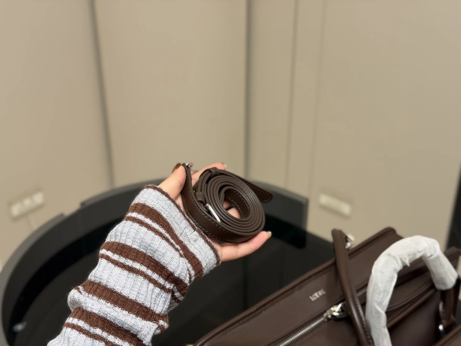 ¥260 ¥240 ¥225 Loewe2026春夏最爱 Amazona180手袋 作为罗意威的皮具DNA载体, 同样完成了传统与创新的衔接。 全新的 Amazona 180手袋以更随性的方式呈现,延续着品牌百年皮革工艺底蕴。超期待这款手袋 尺寸:35cm 25cm 22cm