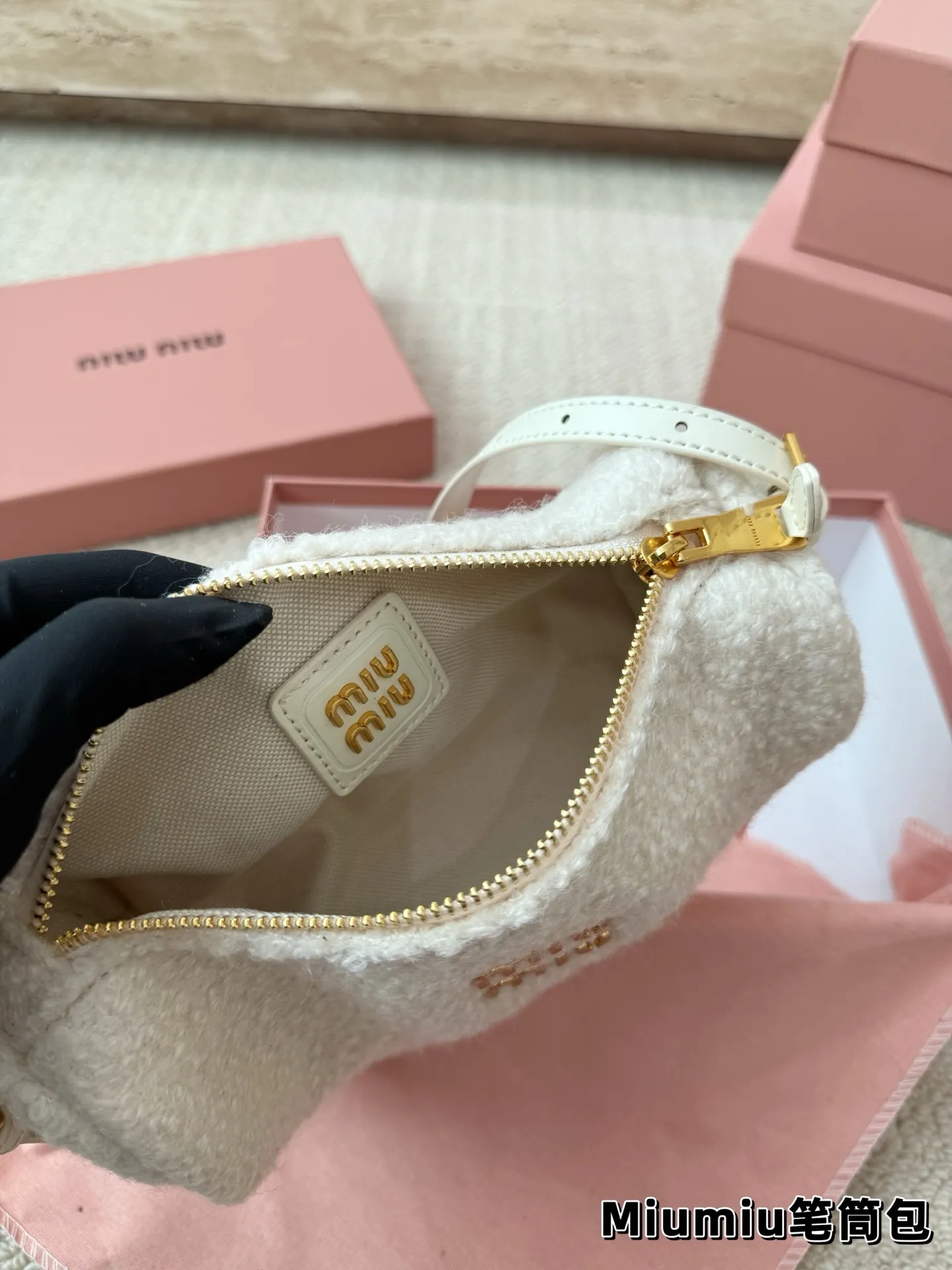 P160 羊羔毛 Miu系笔筒包简直泰香了🛒 MiuMiu太好看了家人们，本期推荐新品穿上秒变学院派美少女。格纹套装衬衣+芭蕾裙，又甜可盐。芭蕾裙真的是MiuMiu时尚单品！很娇俏，时髦。 Bag:MiuMiu万元内笔筒包，时髦可爱😻实用，全牛皮。颜色有黑色，棕色，石楠木色，做旧款都是麂皮材质还有可爱的牛奶纹🐄。羊羔毛乐福鞋，很舒适的一款！本人为此包疯狂打Call！！超爱很嗲跟秋冬很搭哦~