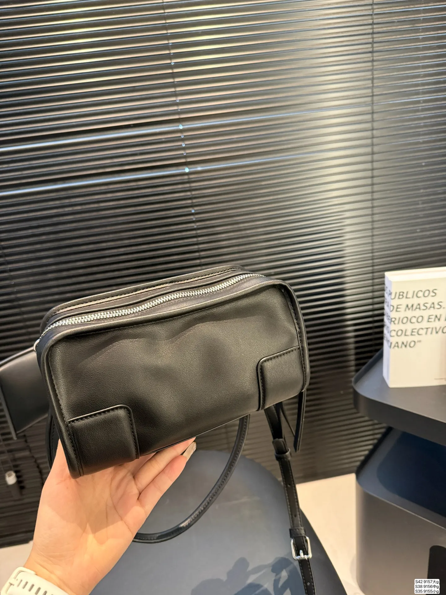 大号P260 中号P240 小号P225 罗意威这只简直太乖了 麂皮包今年冬天简直不要太火 银色loewe小锁也是酷的很 这个还可以加肩带单肩斜挎 一整个就是实用的美包！ 尺寸大35 22 中25 19小22 12 货号大9157 中9156 小9155