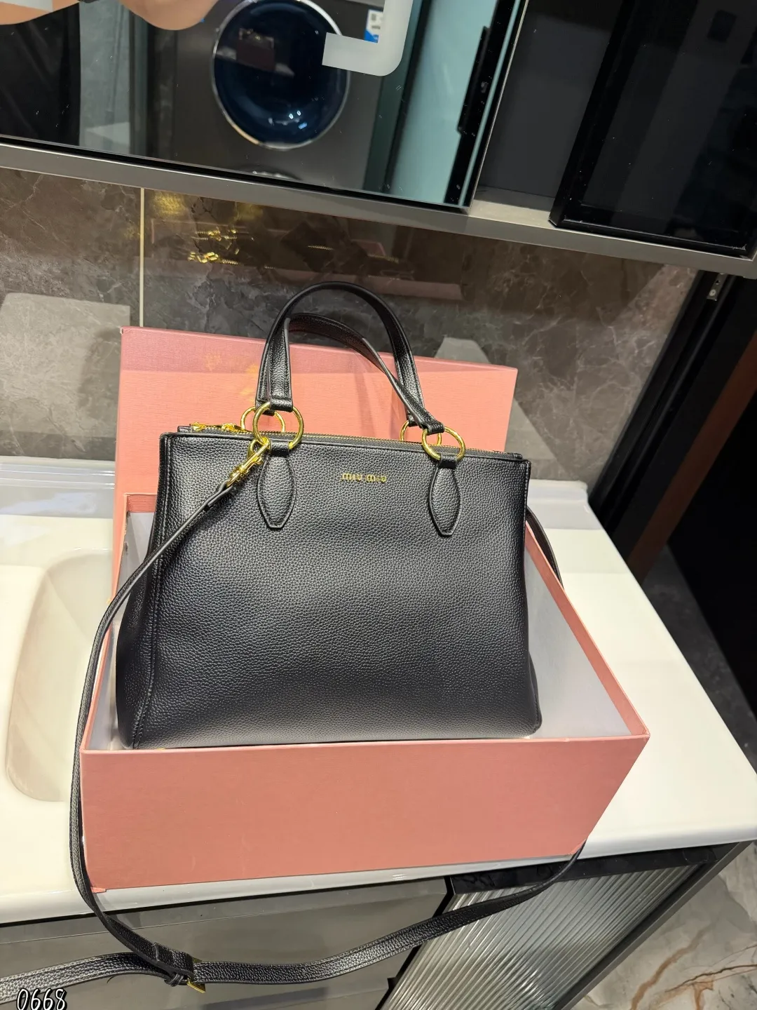 ❤️p175(礼盒包装)❤️ MiuMiu期待已久的2025.秀款 中古包.快来围观吧 2025.春夏系列包包简洁利落的设计凸显功能性 实用主义柔软舒服的触感彰显 MiuMiu 女性愈加自信,务实,前卫和酷炫的态度 尺寸:33*6*25cm