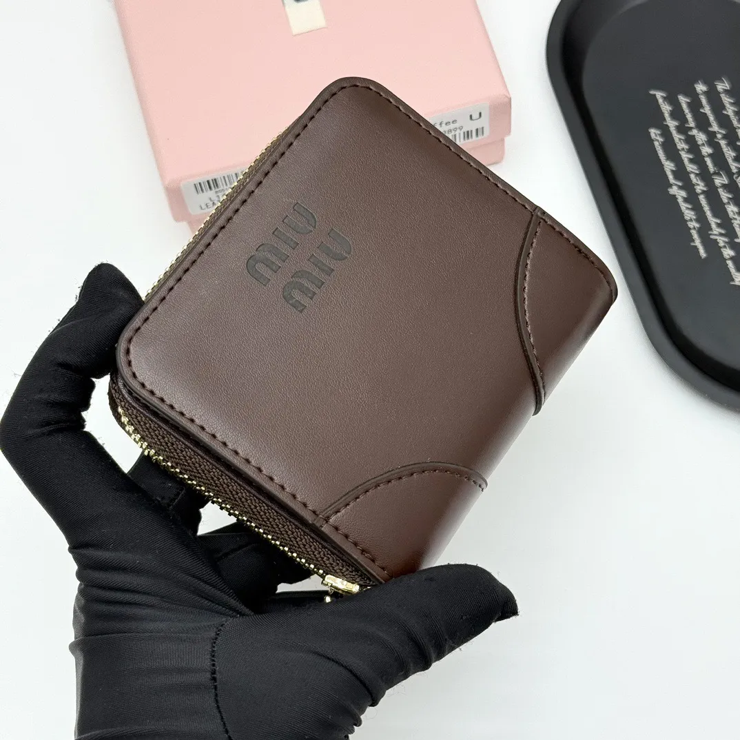 p100🎀miumiu V07🎀颜色 黑色 棕色 咖啡色🎀尺寸：10.5*10*3🎀miumiu专柜最新款火爆登场！采用头层牛皮，做工精致， 媲美专柜！多功能小钱包，超级精致时尚！