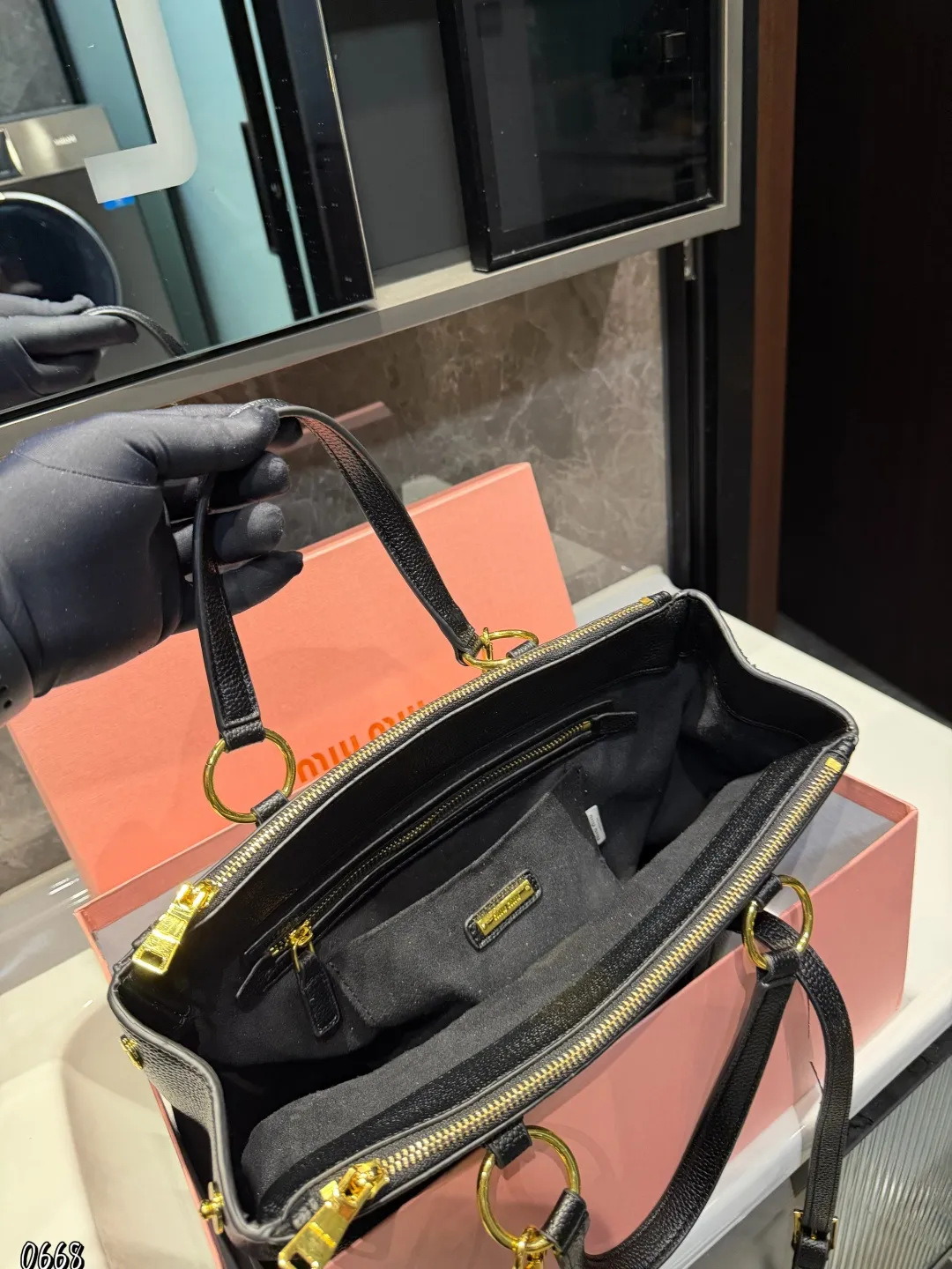 ❤️p175(礼盒包装)❤️ MiuMiu期待已久的2025.秀款 中古包.快来围观吧 2025.春夏系列包包简洁利落的设计凸显功能性 实用主义柔软舒服的触感彰显 MiuMiu 女性愈加自信,务实,前卫和酷炫的态度 尺寸:33*6*25cm