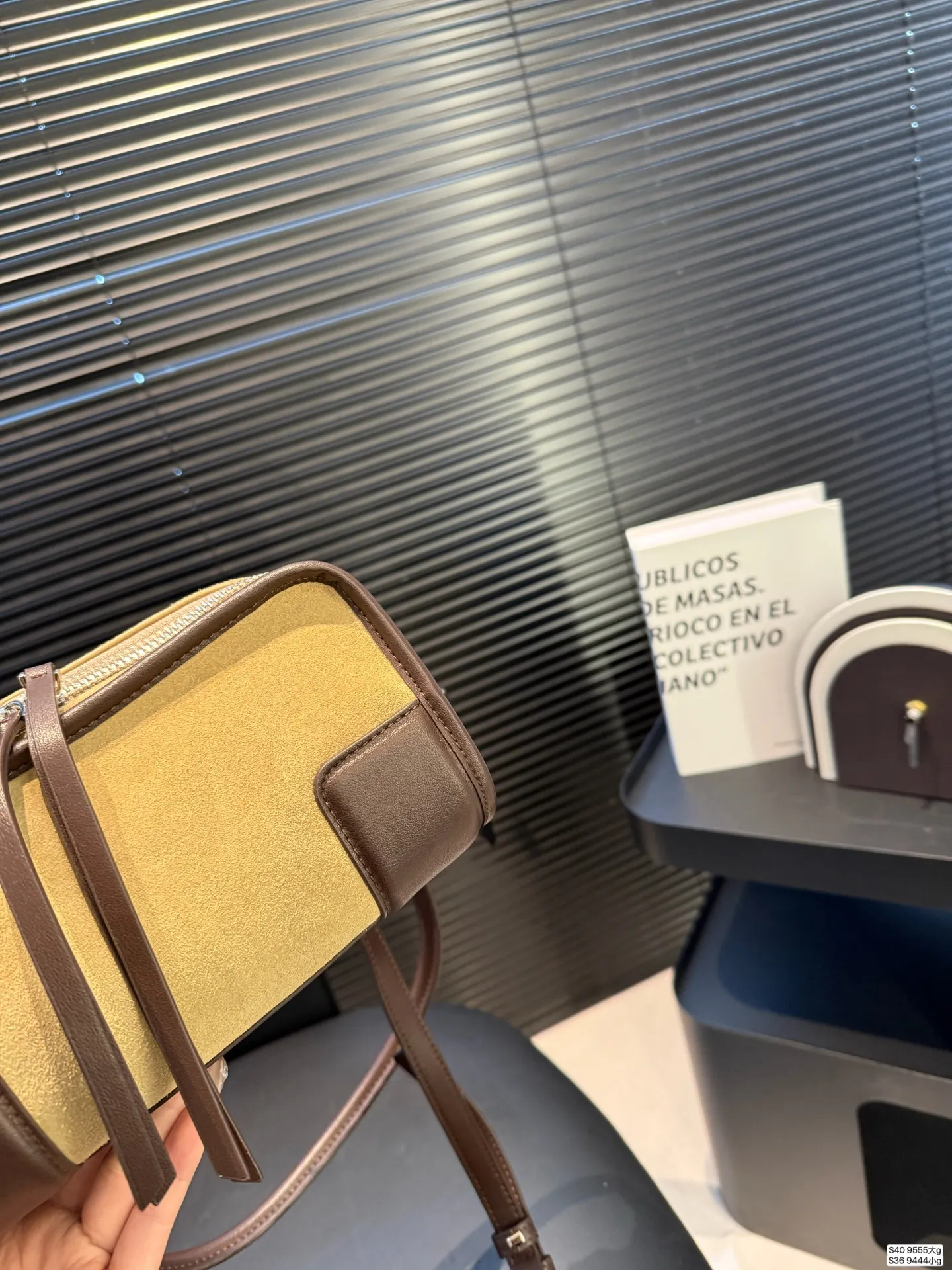 大号P250小号P230 罗意威这只简直太乖了 麂皮包今年冬天简直不要太火 银色loewe小锁也是酷的很 这个还可以加肩带单肩斜挎 一整个就是实用的美包！ 尺寸大25 18小22 12 货号大9555 小9444