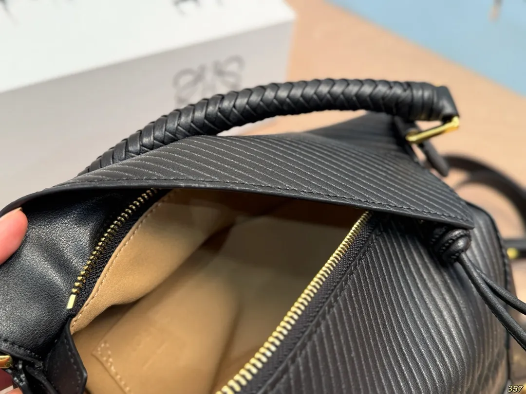 &yen;205折叠盒 罗意威loewe几何包 简约大气风格 更加轻盈 可轻松驾驭各种风格 是每个酷酷女孩必入款 尺寸：23 15