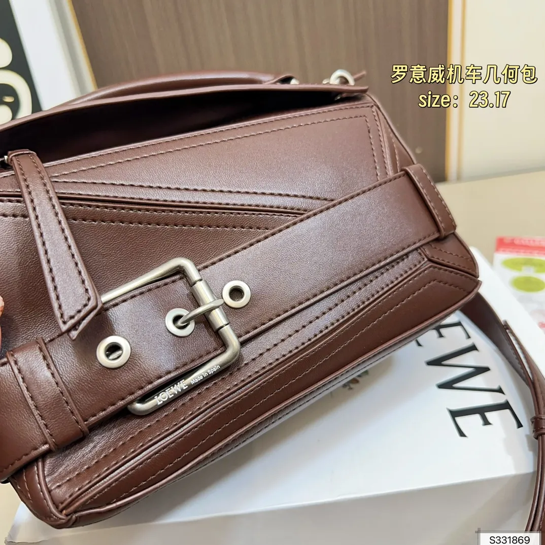 💰185（折叠盒） 尺寸：23.17 LOEWE 罗意威新版上市puzzle Biker机车几何包 几何形设计，质感磨砂五金件，各个颜色都超美👍 容量大，实用又不失设计感！ 休闲又百搭，通勤也可以背‼️