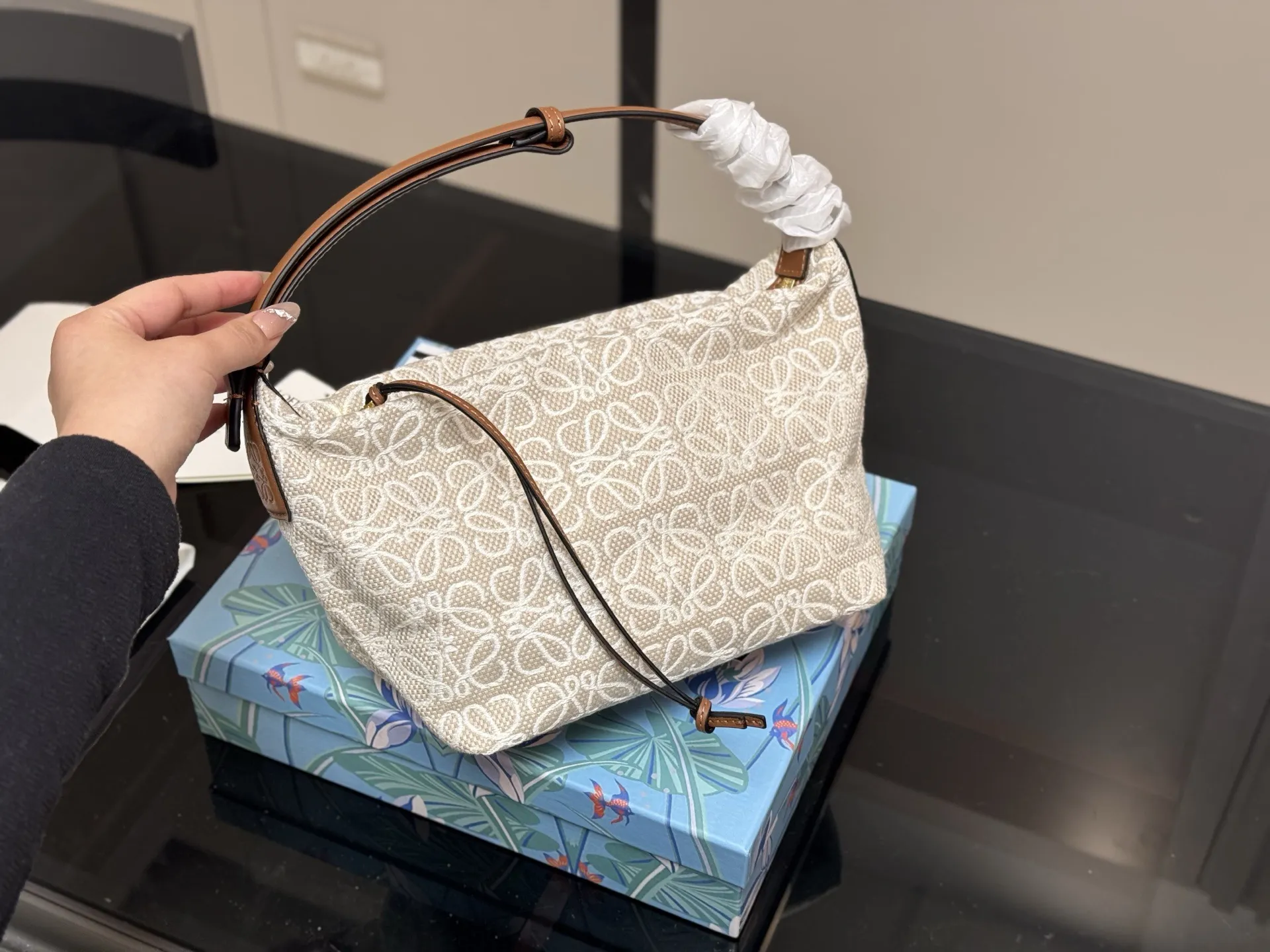 &yen;130 配盒 罗意威最近超级火的便当包 最新款Loewe cubi 提花帆布材质搭配黑色 这个颜色最好看！ 尺寸:22&times;15cm（小） 搜索🔍罗威饭盒包