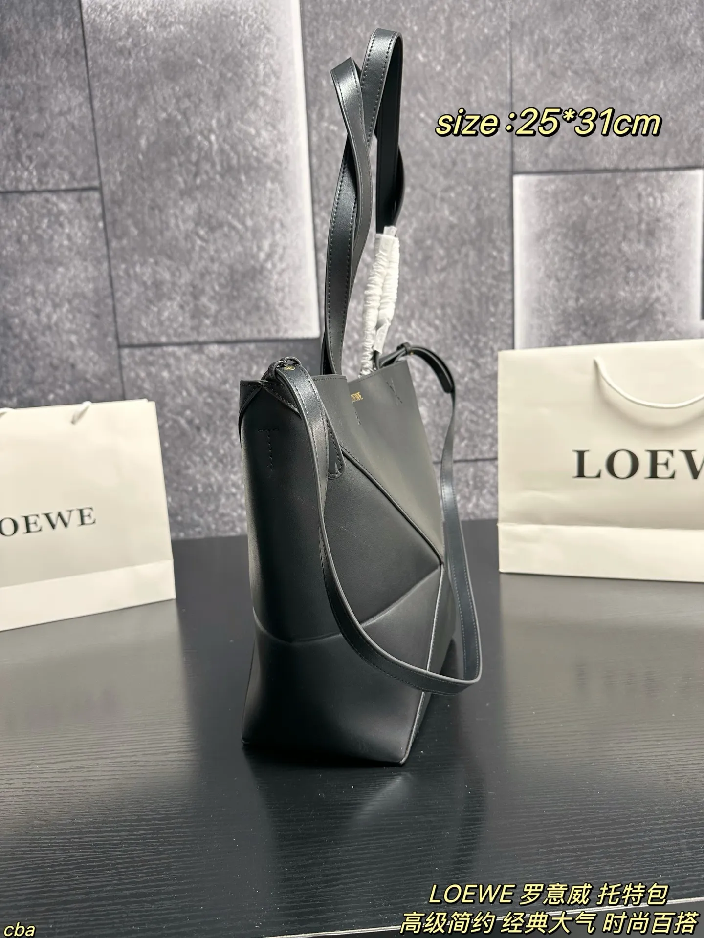 P225配盒 LOEWE 罗意威 托特包 罗意威新款的tote手袋无论是在工艺,质量,功能上还是在新奇,百搭,流行上都是一款非常值得购买的单品,几何剪裁拼接在一起再现标志性puzzle设计。 轻便且完全可折叠,便于携带。是完美的出行伙伴。皮革是一种新的光泽小牛皮 ,因其柔软的质感以及带 来现代感和锐度的光泽而备受青睐。以全新方式演绎低调优雅的LOEWE烫金logo。手柄采用纯粹干净的十字绣细节设计 ,更加耐用。 尺寸:25*31cm